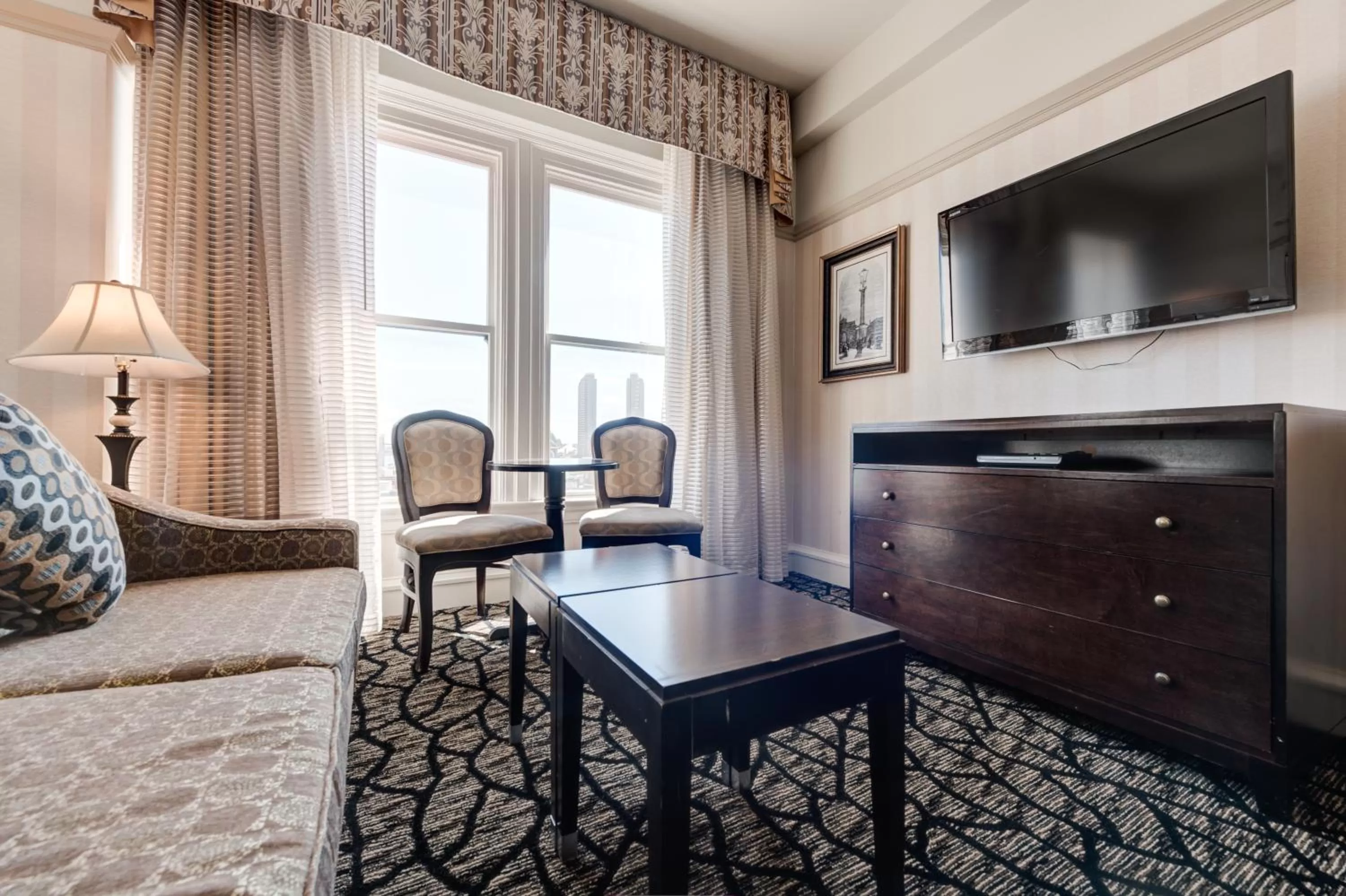 TV and multimedia in Gaslamp Plaza Suites