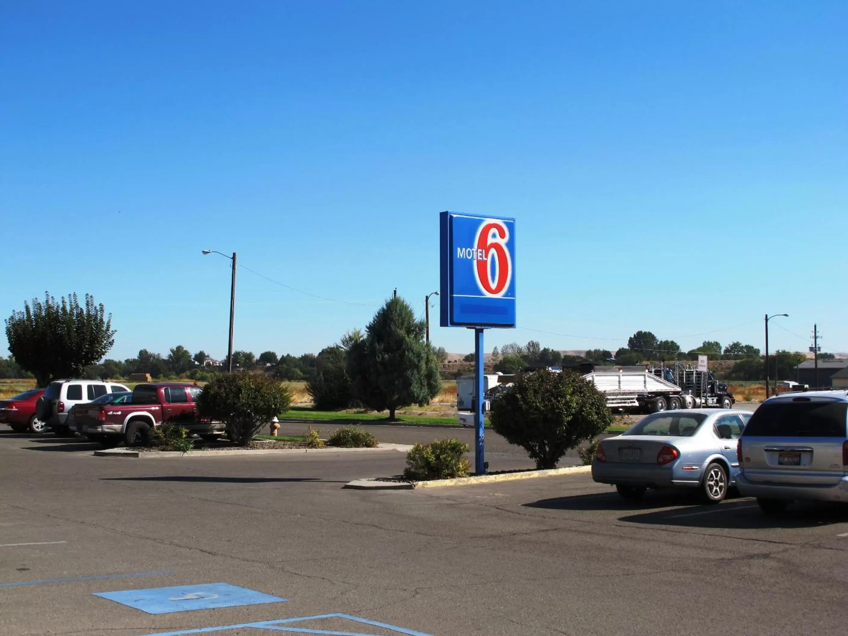 Property logo or sign in Motel 6 Ontario, OR