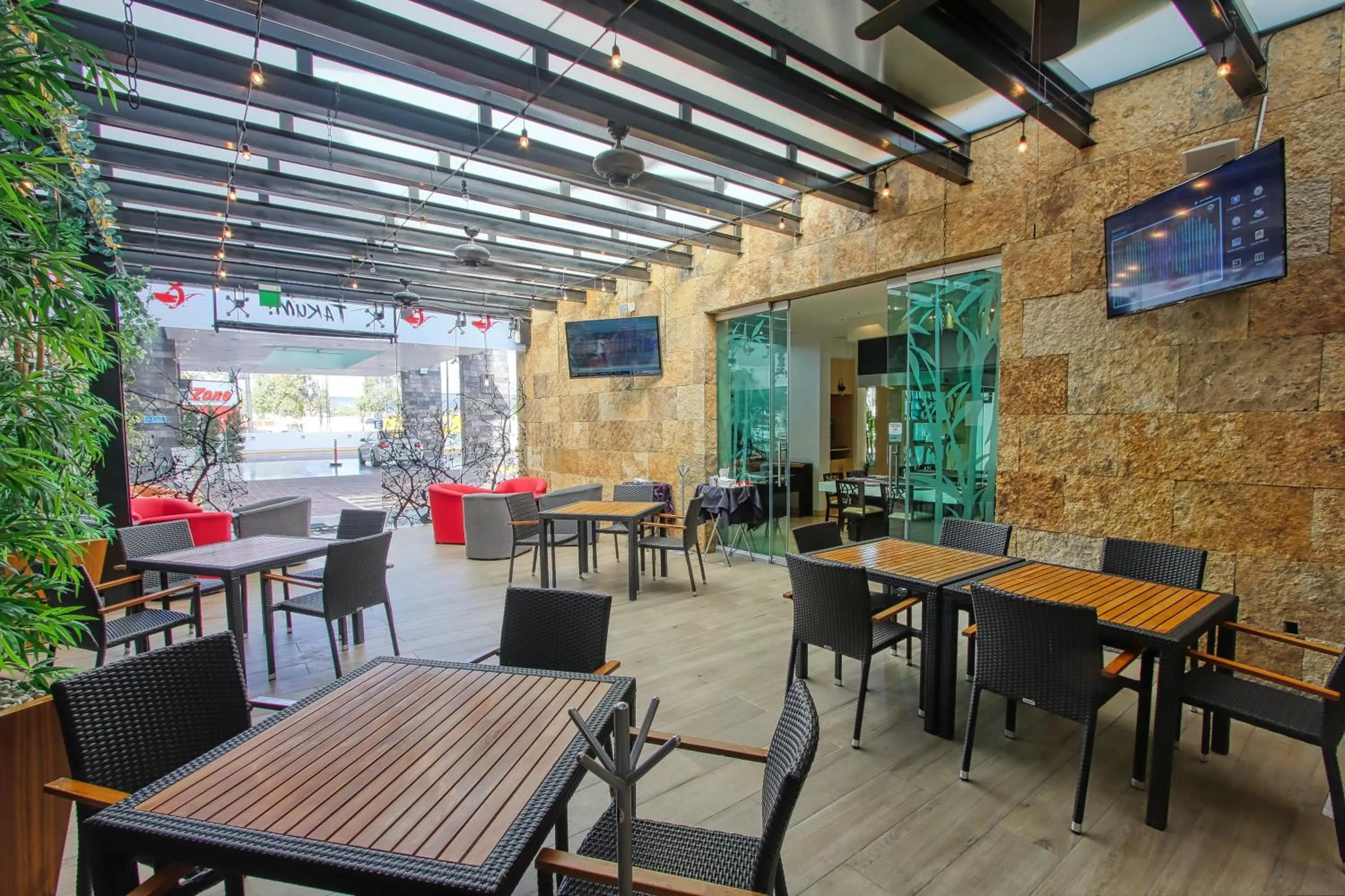 Restaurant/places to eat in Holiday Inn & Suites Plaza Mayor by IHG