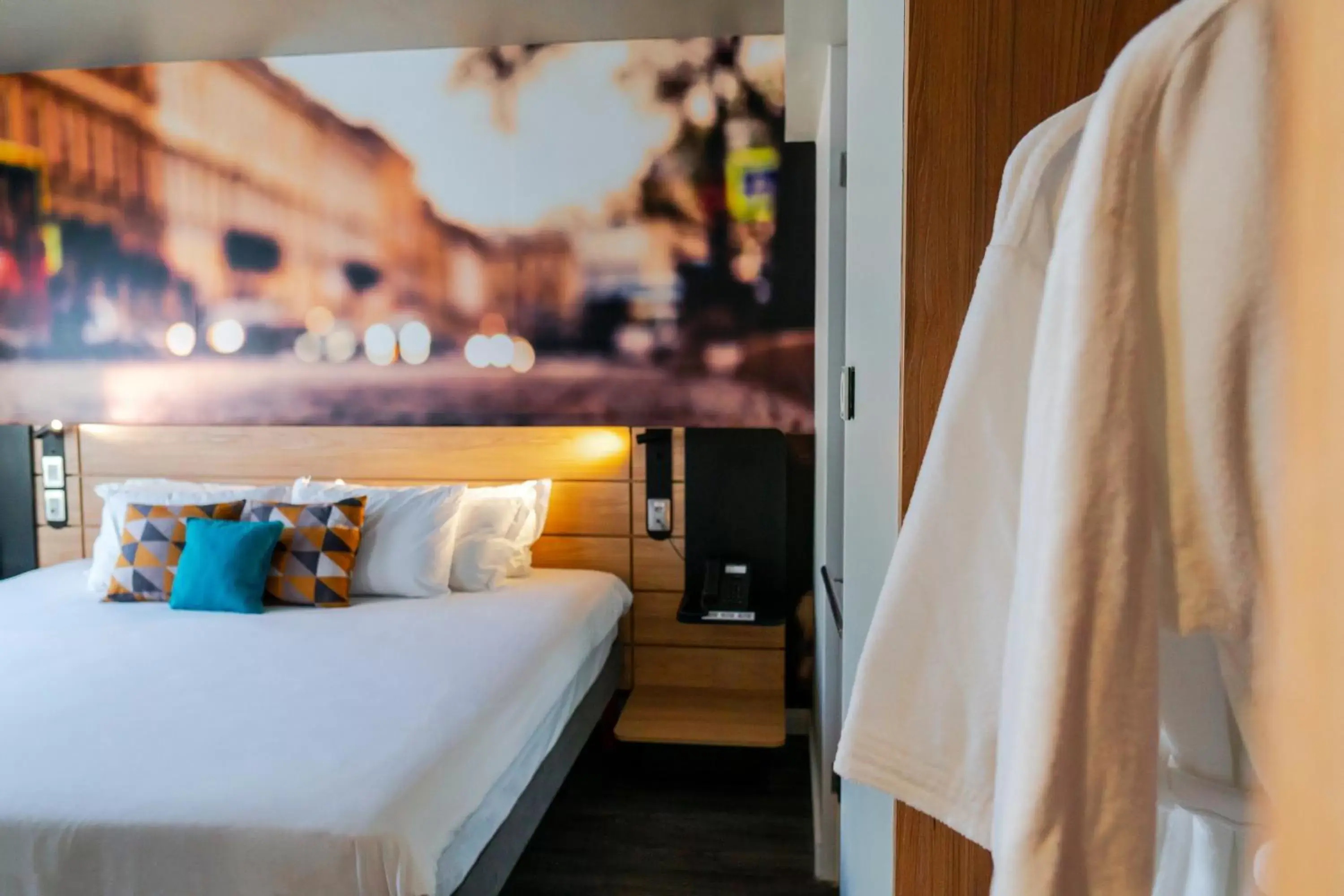 Property building, Bed in Novotel Curitiba Batel