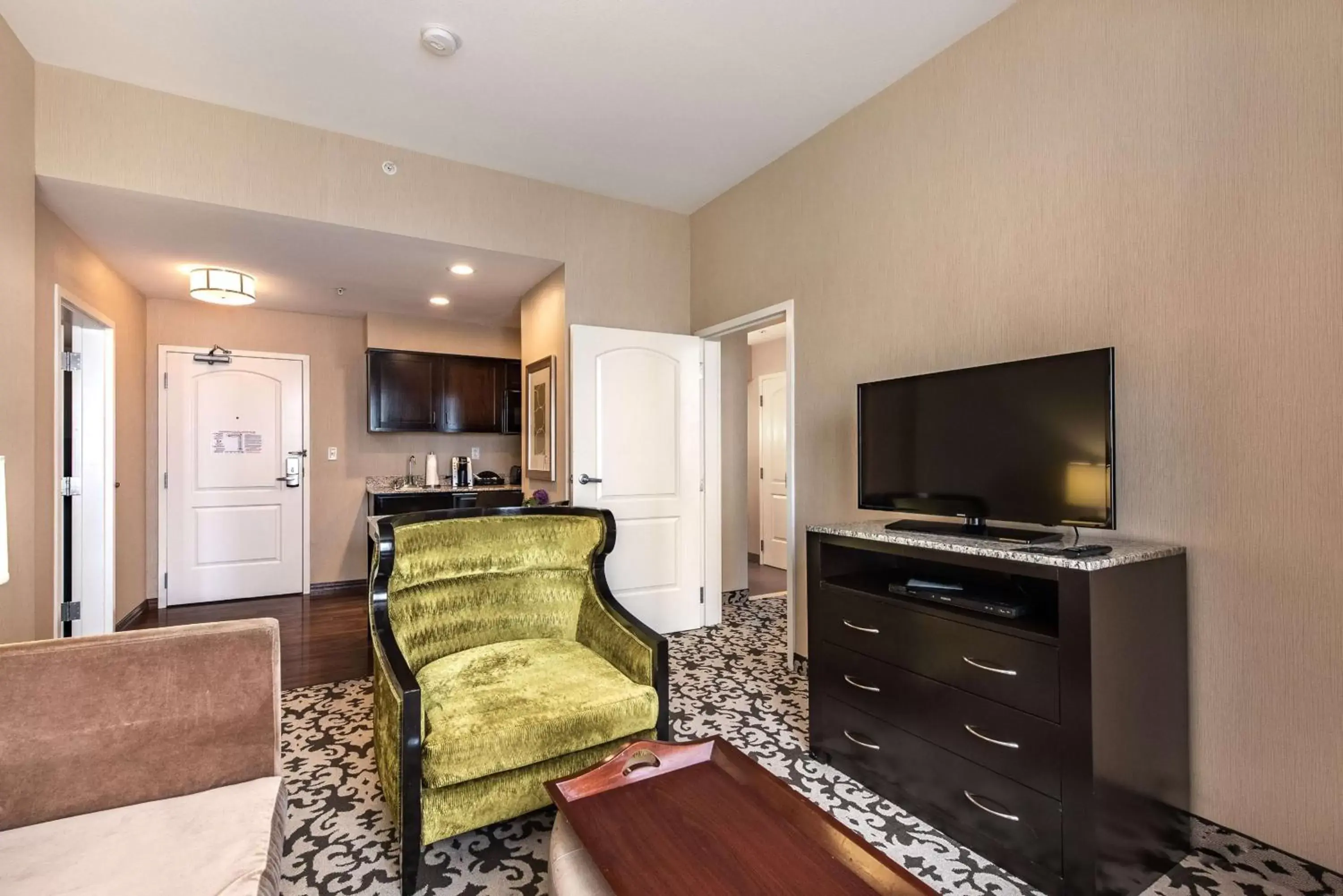 Living room, TV/Entertainment Center in Homewood Suites by Hilton Oxnard/Camarillo