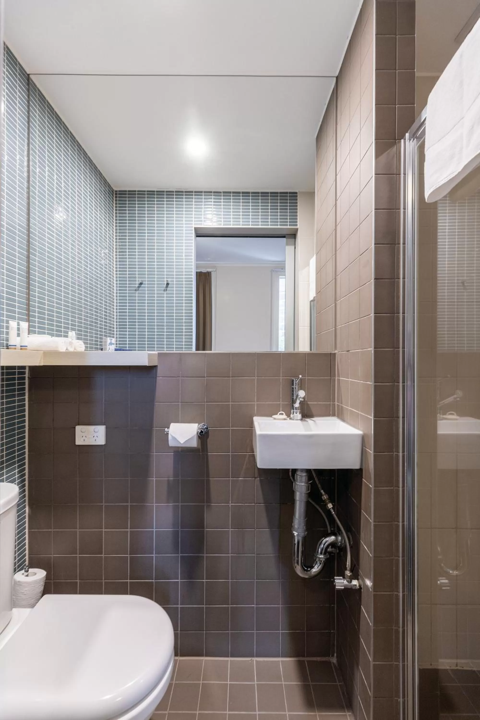 Shower in Best Western Melbourne City