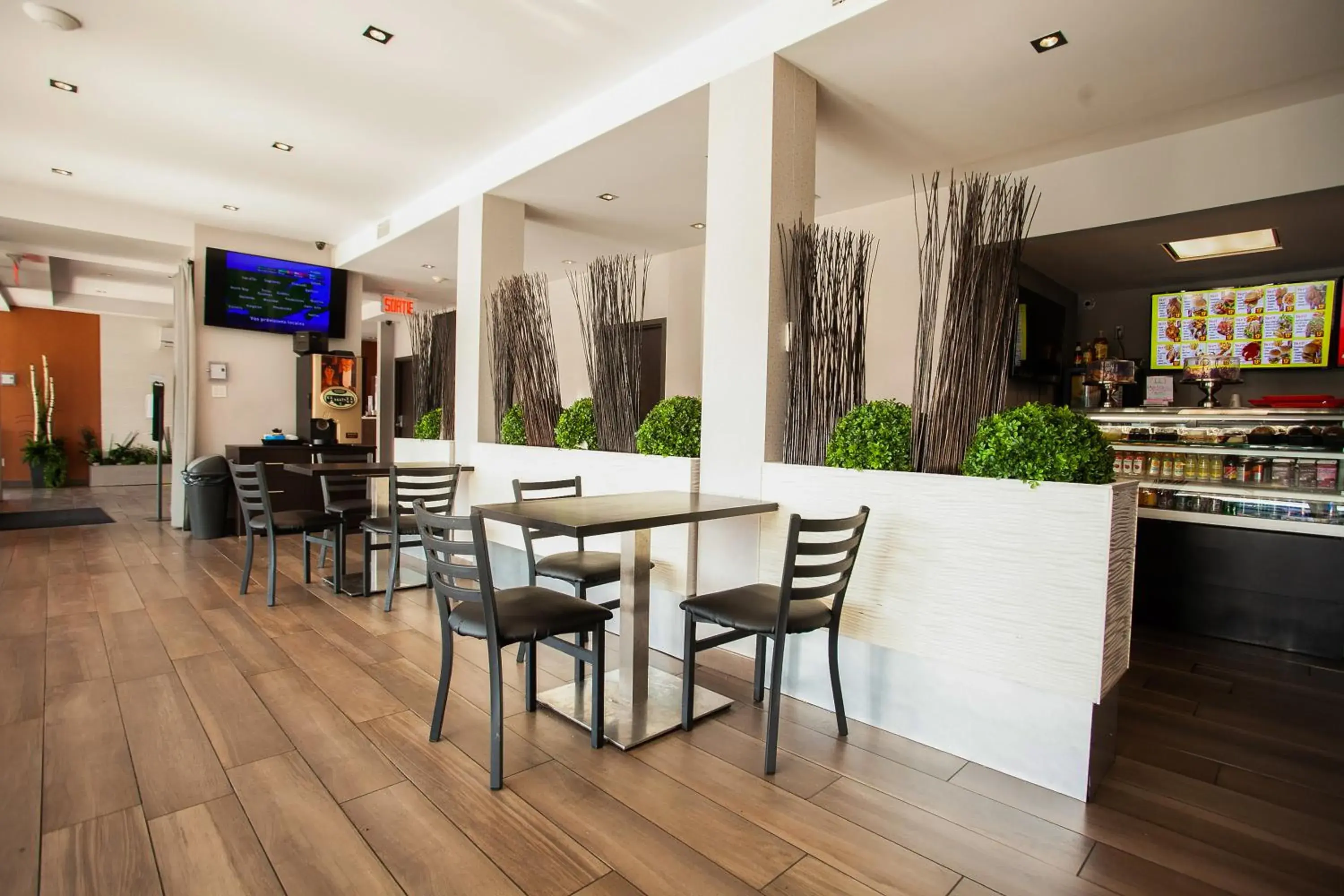 Restaurant/places to eat, Lounge/Bar in Hotel Newstar Montreal