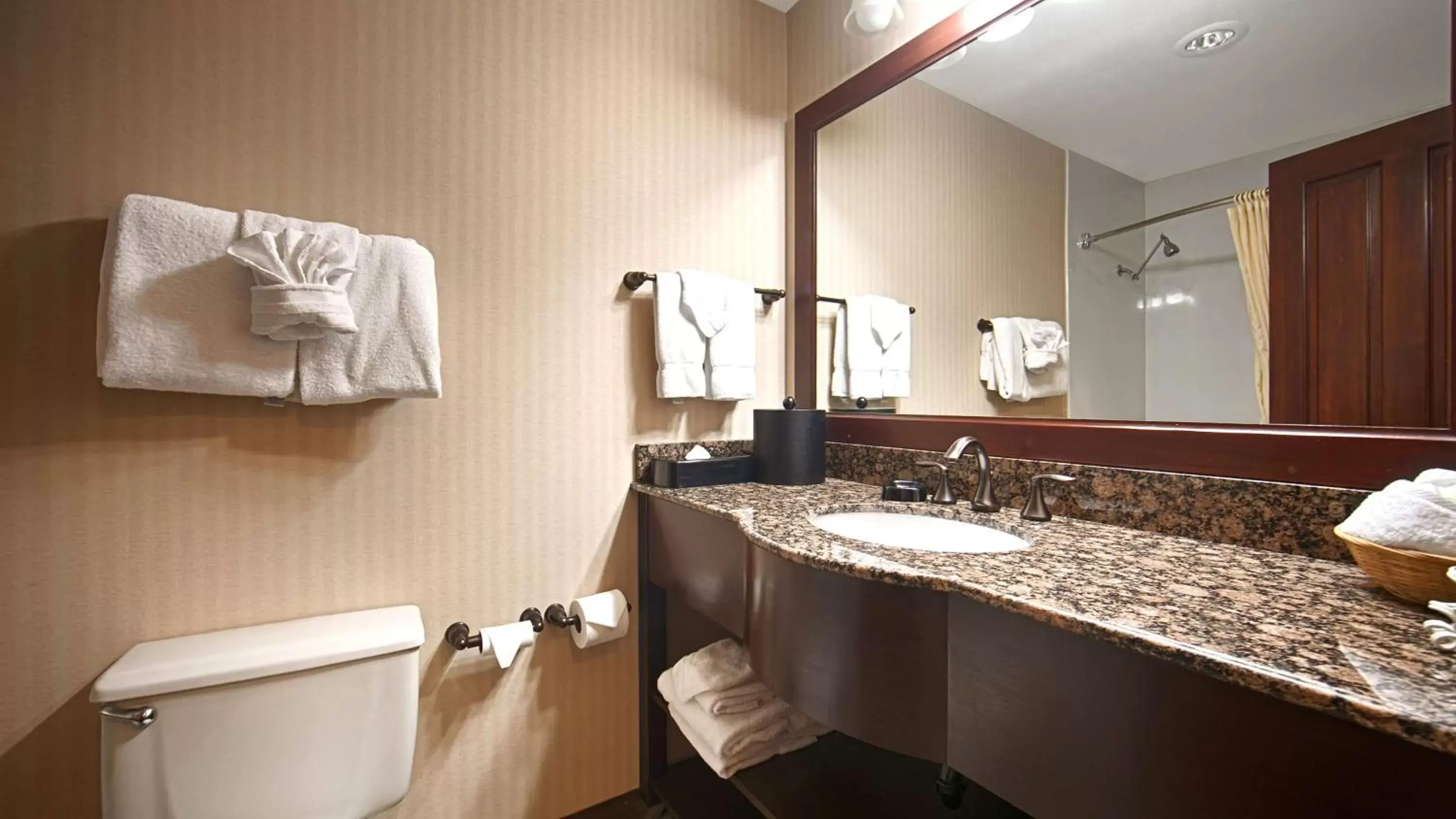 Photo of the whole room, Bathroom in Best Western Edgewater Resort