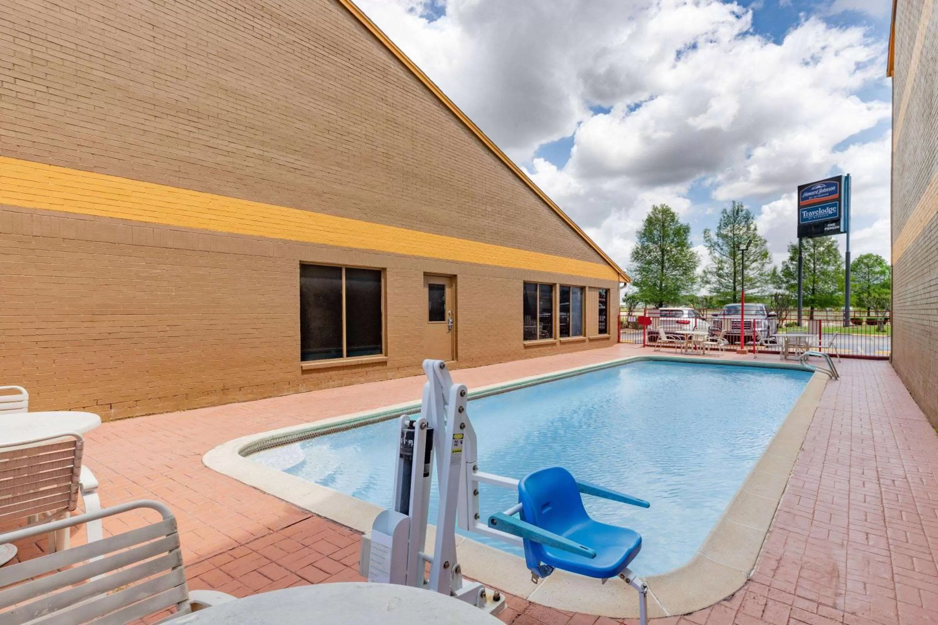 Pool view in Howard Johnson by Wyndham Houston Hobby Airport