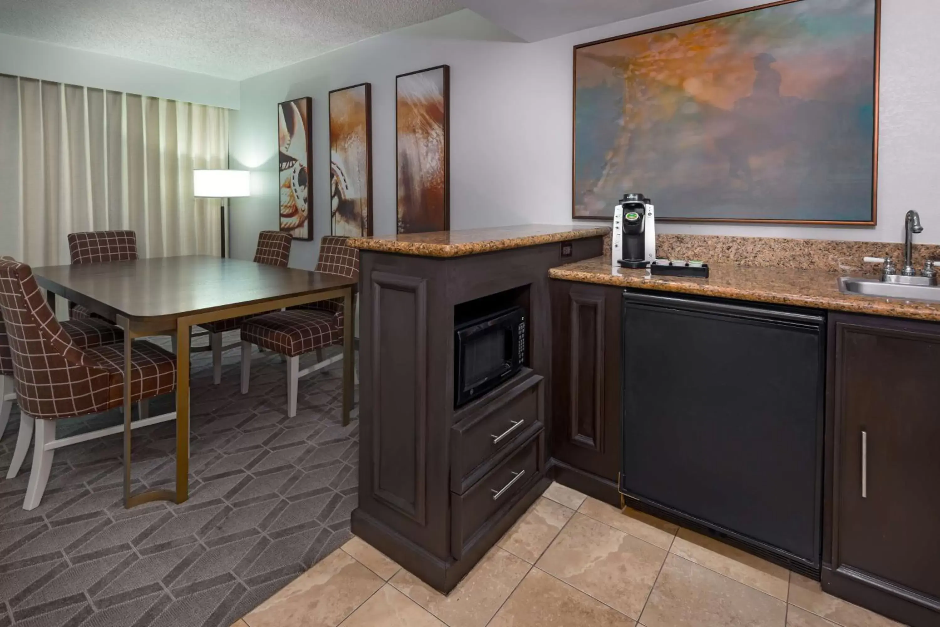 Kitchen or kitchenette, Kitchen/Kitchenette in Embassy Suites Dallas - Park Central Area