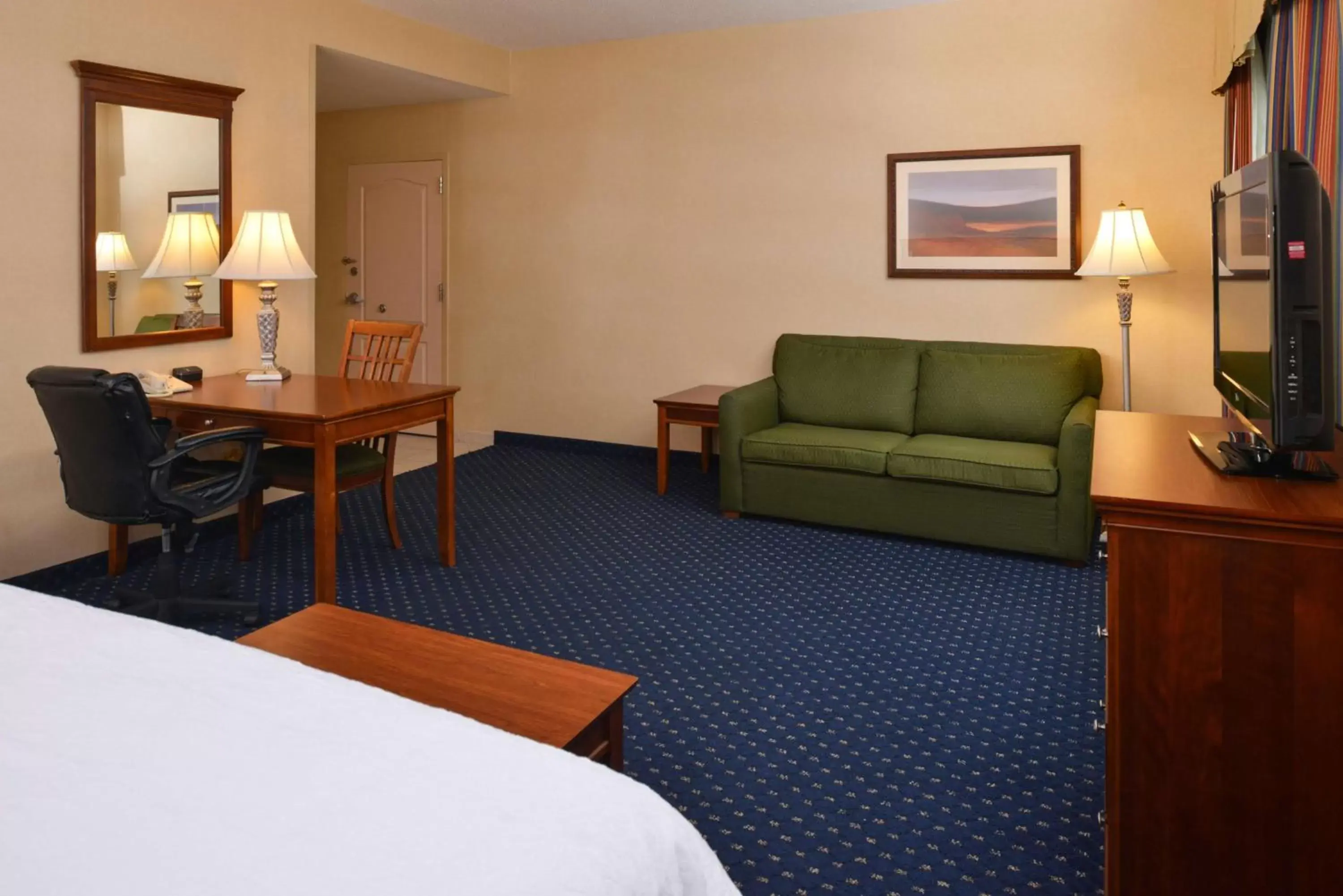 Bed, Seating Area in Hampton Inn and Suites Fredericksburg South