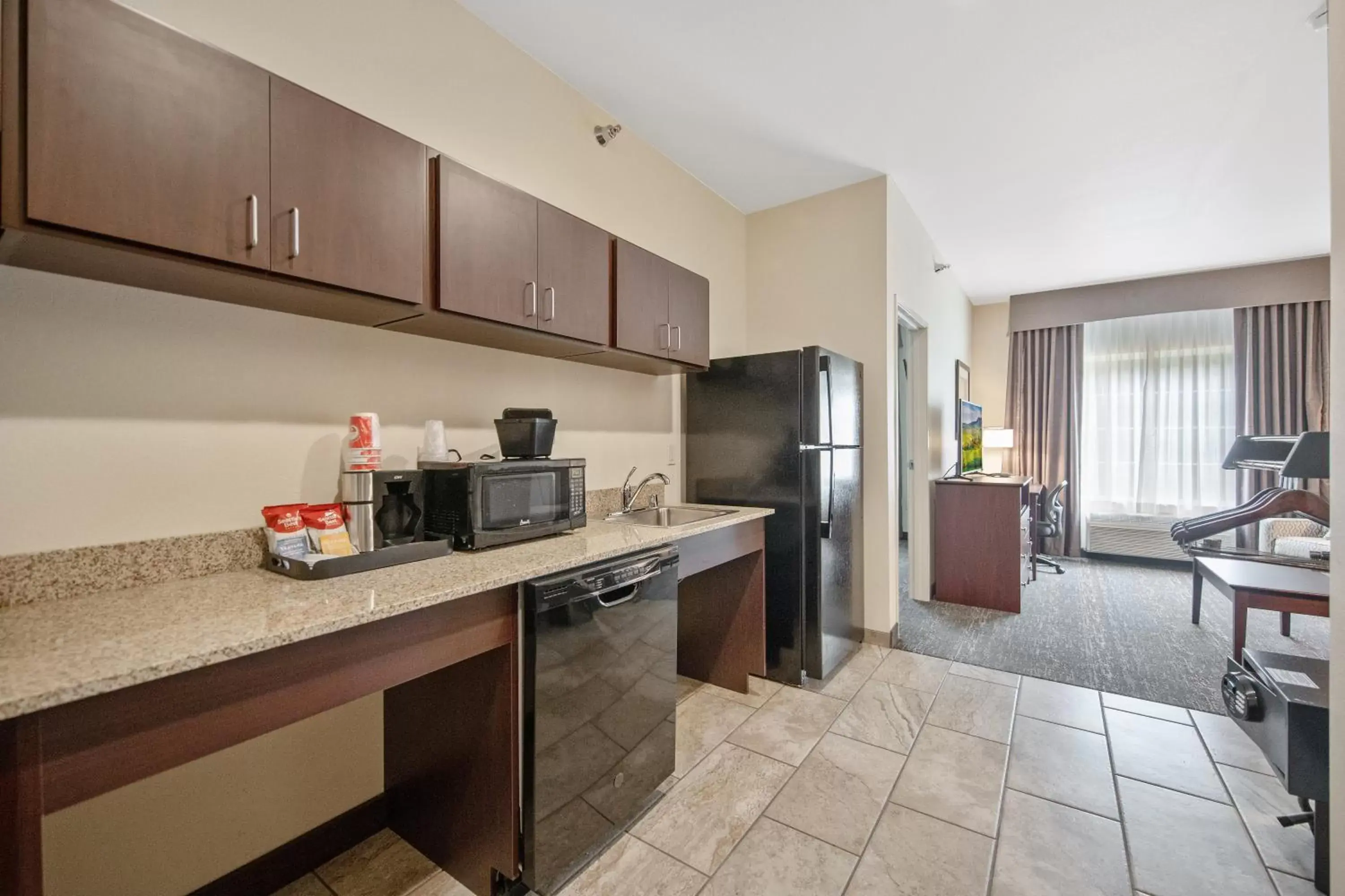 Kitchen or kitchenette, Kitchen/Kitchenette in Cobblestone Hotel & Suites - Austin