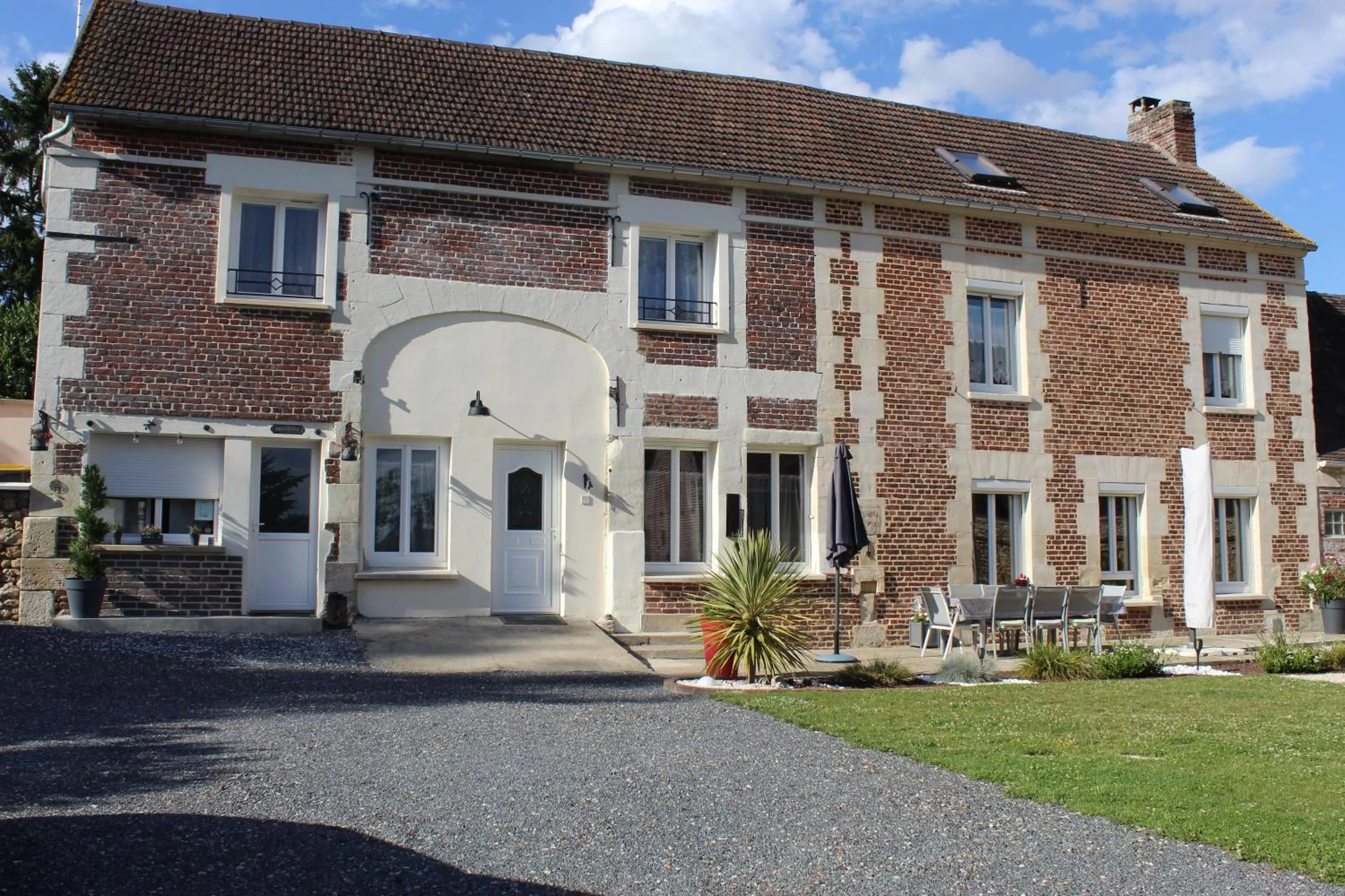 Facade/entrance in Le clos du mont César