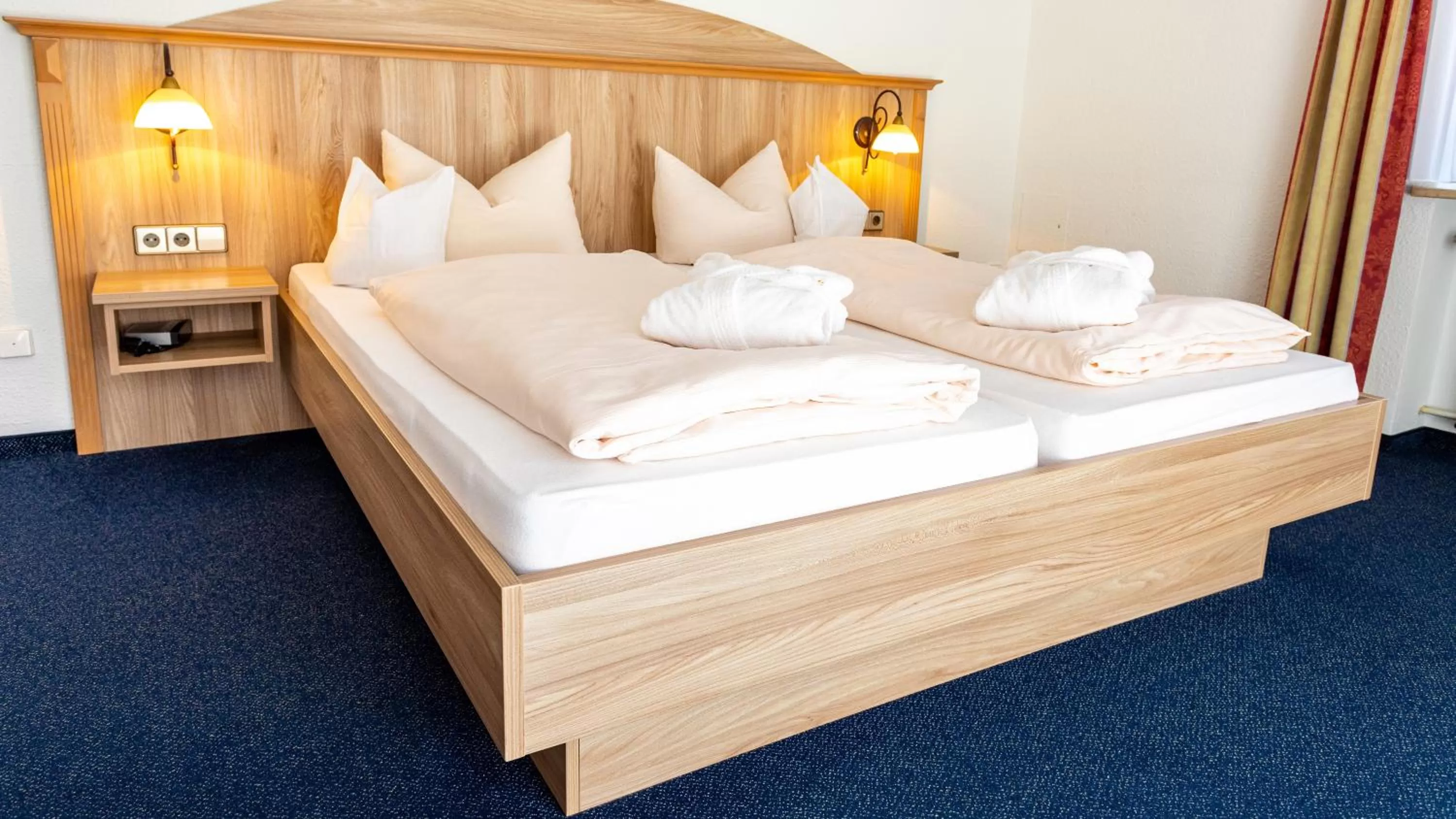 Photo of the whole room, Bed in Aktivhotel & Gasthof Schmelz Ihr familienfreundliches Urlaubs Hotel mit Wellness Almsauna ab Februar Chiemgau Karte