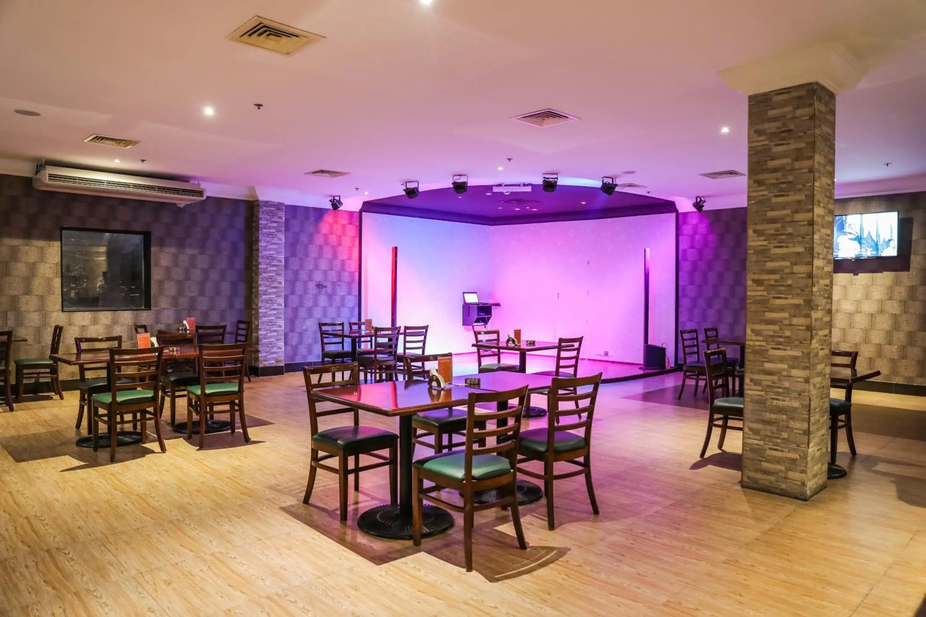 Nightclub / DJ, Restaurant/Places to Eat in Dhafra Beach Hotel