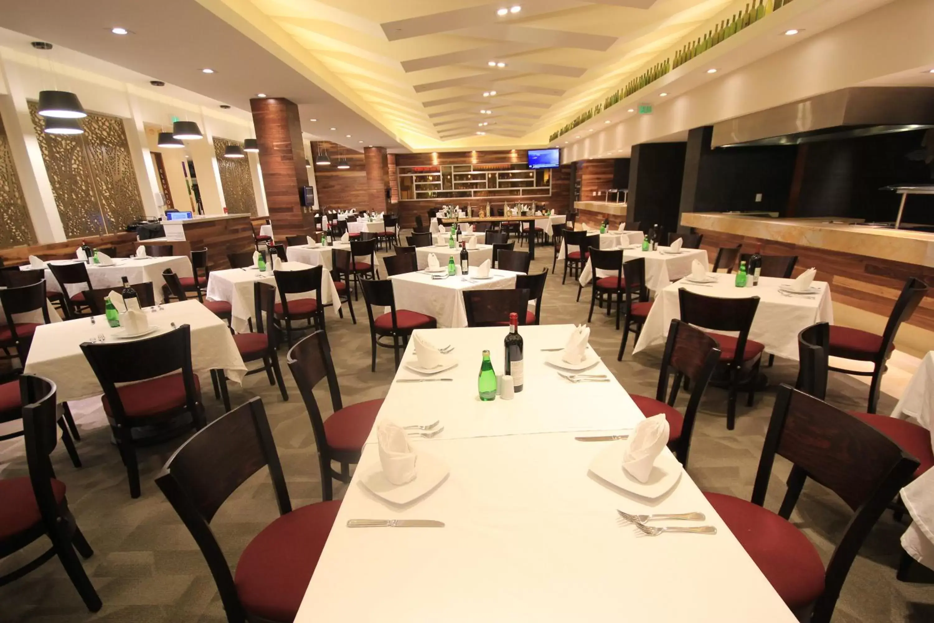 Restaurant/Places to Eat in Holiday Inn & Suites Plaza Mayor, an IHG Hotel