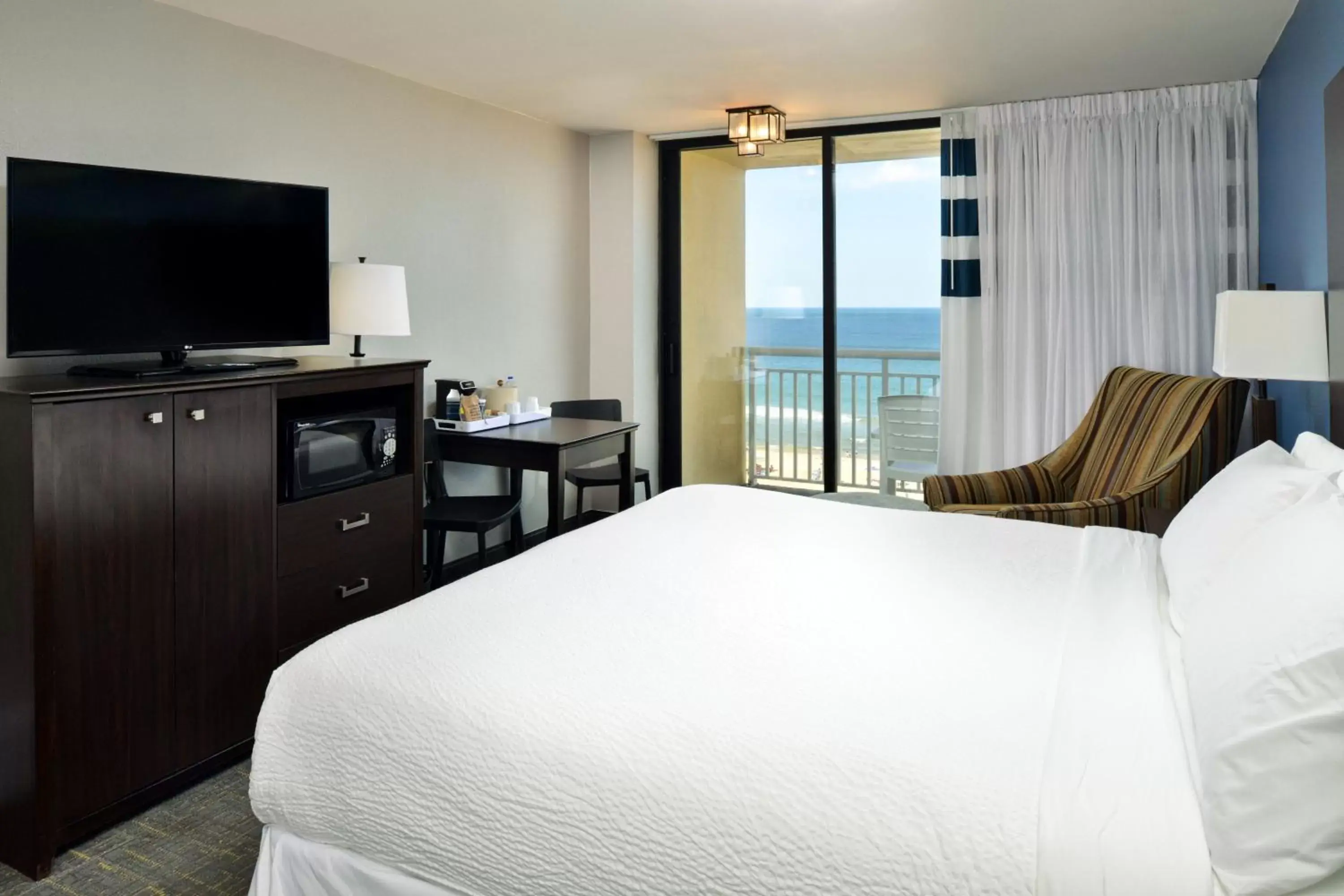 Photo of the whole room, Bed in Four Points by Sheraton Virginia Beach Oceanfront