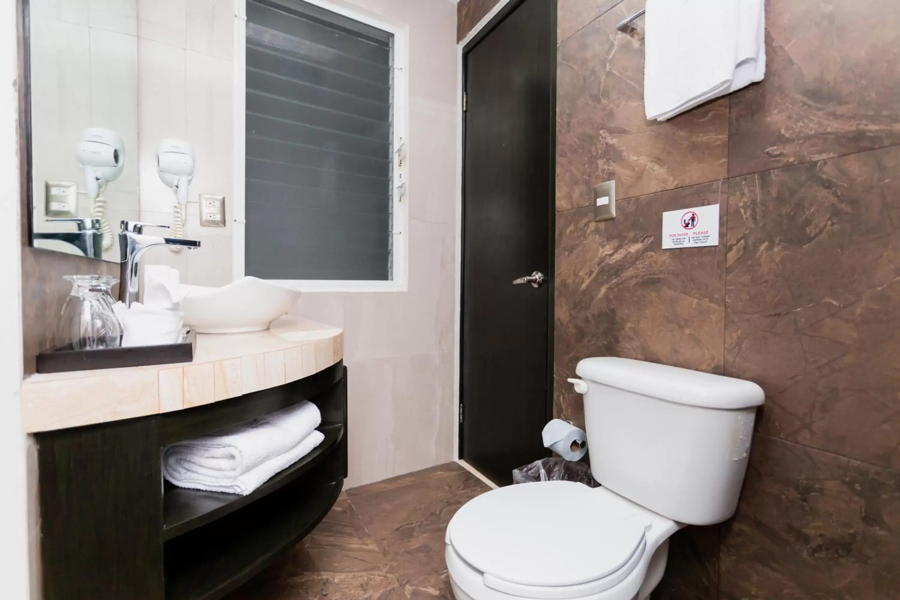 Bathroom in Hotel & Suites Country