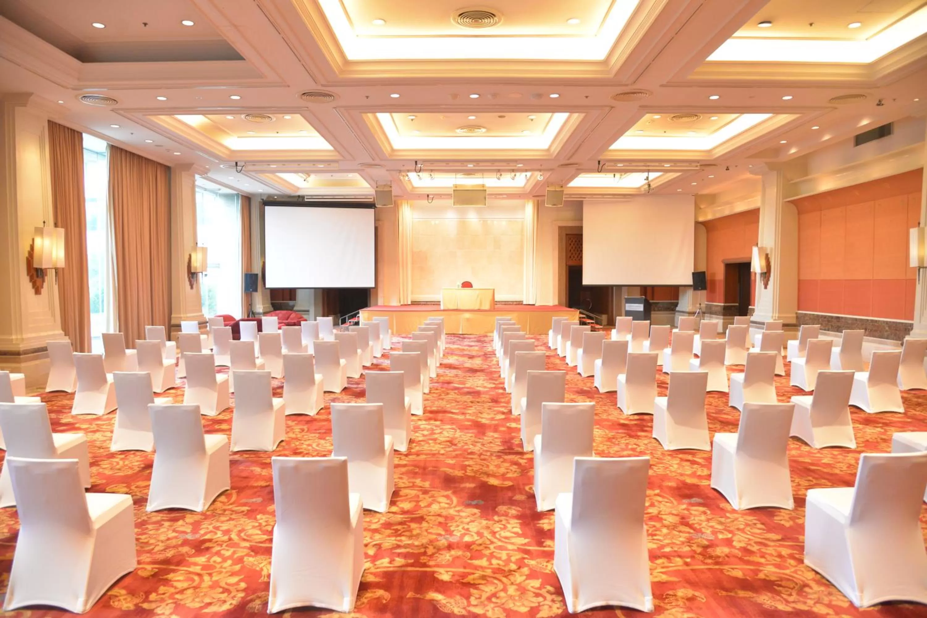 Business facilities in Rama Gardens Hotel Bangkok