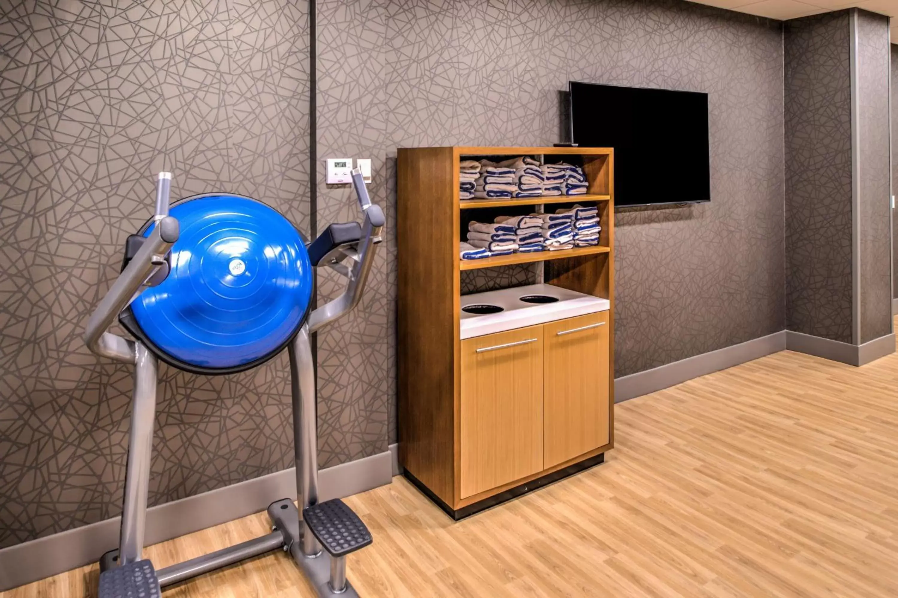 Fitness centre/facilities, TV/Entertainment Center in DoubleTree by Hilton Utica