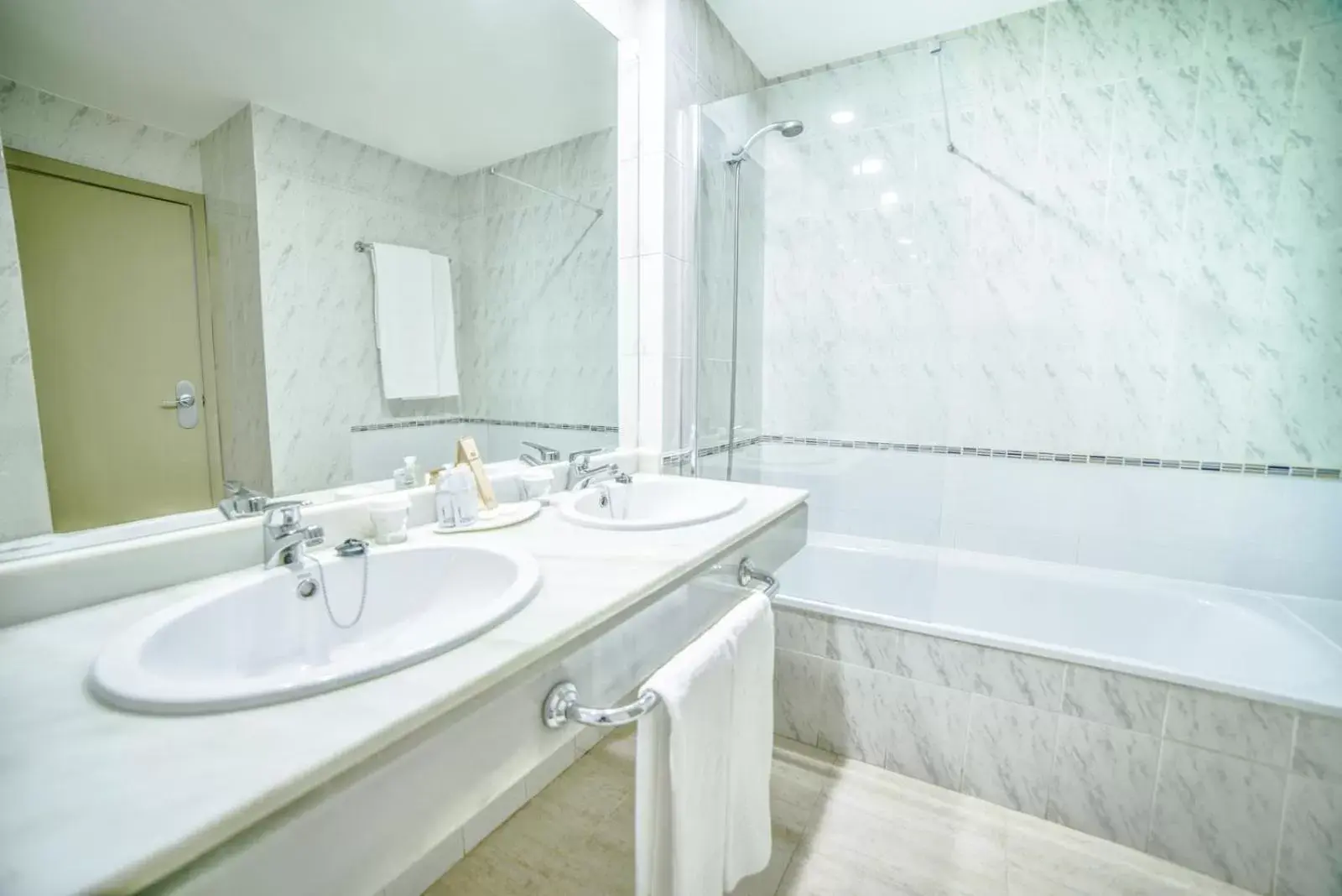 Bathroom in Hotel Beatriz Playa & Spa