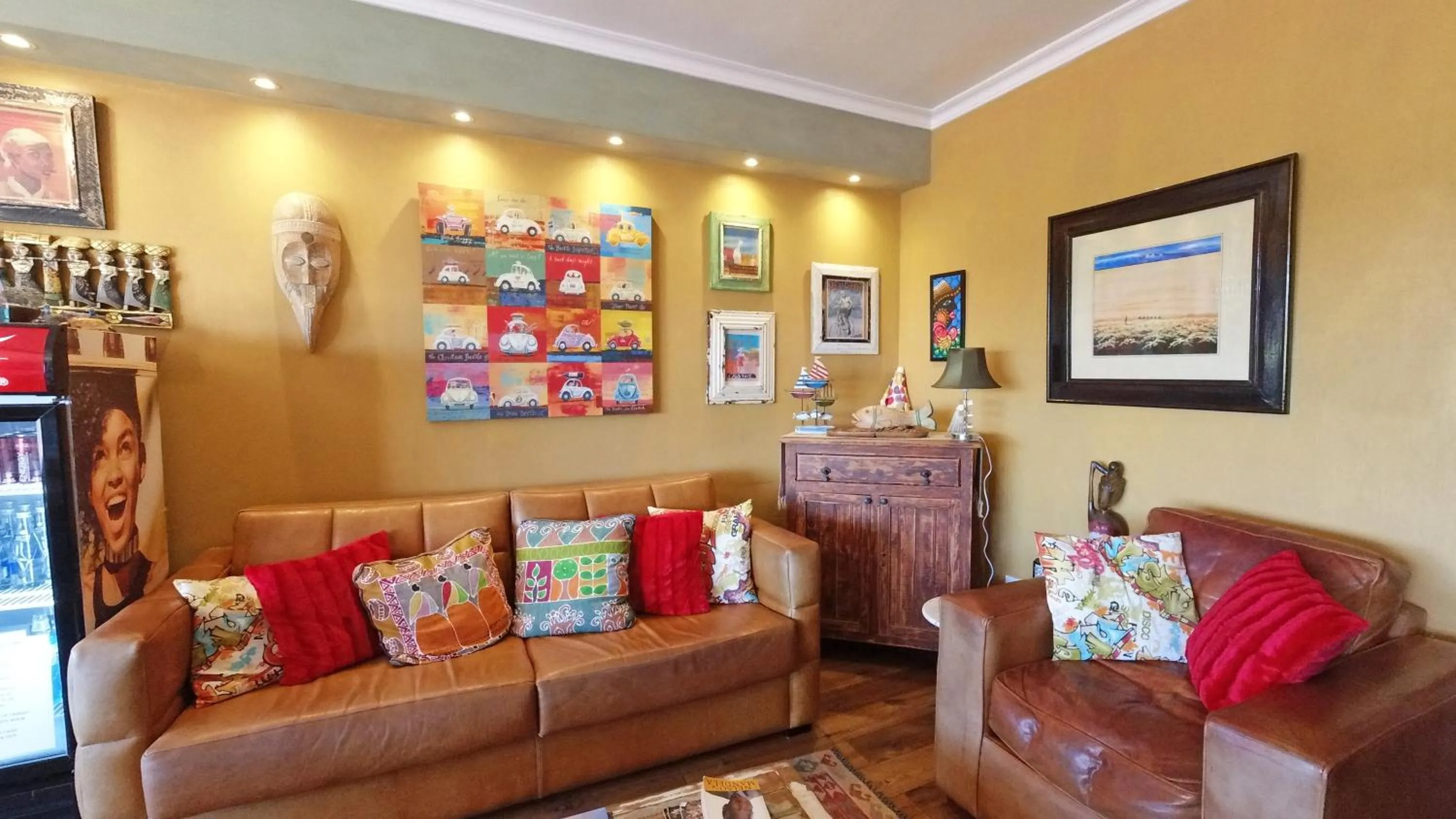 Communal lounge/ TV room in Dolphin Inn Guesthouse