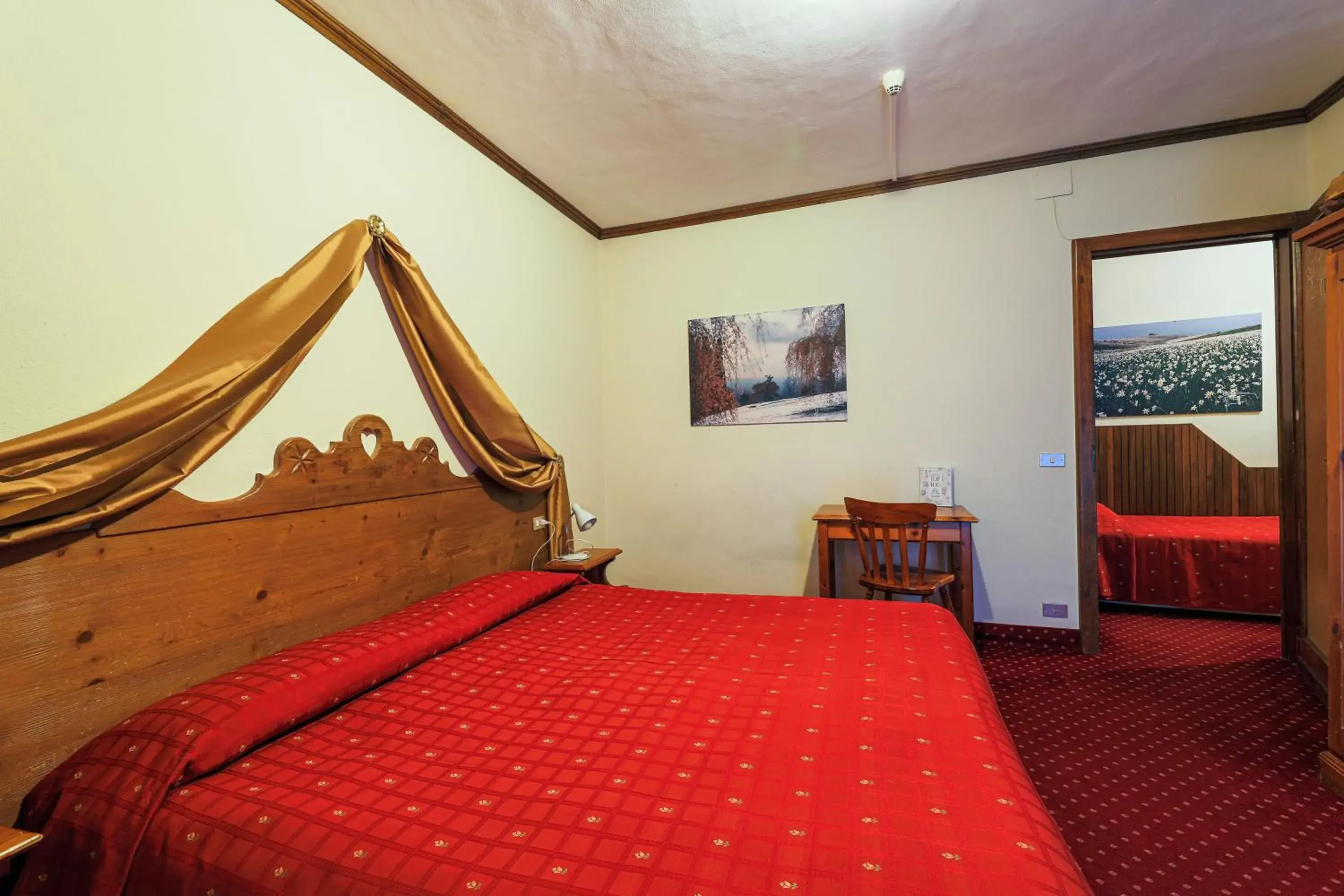 Photo of the whole room, Bed in Hotel Courmayeur