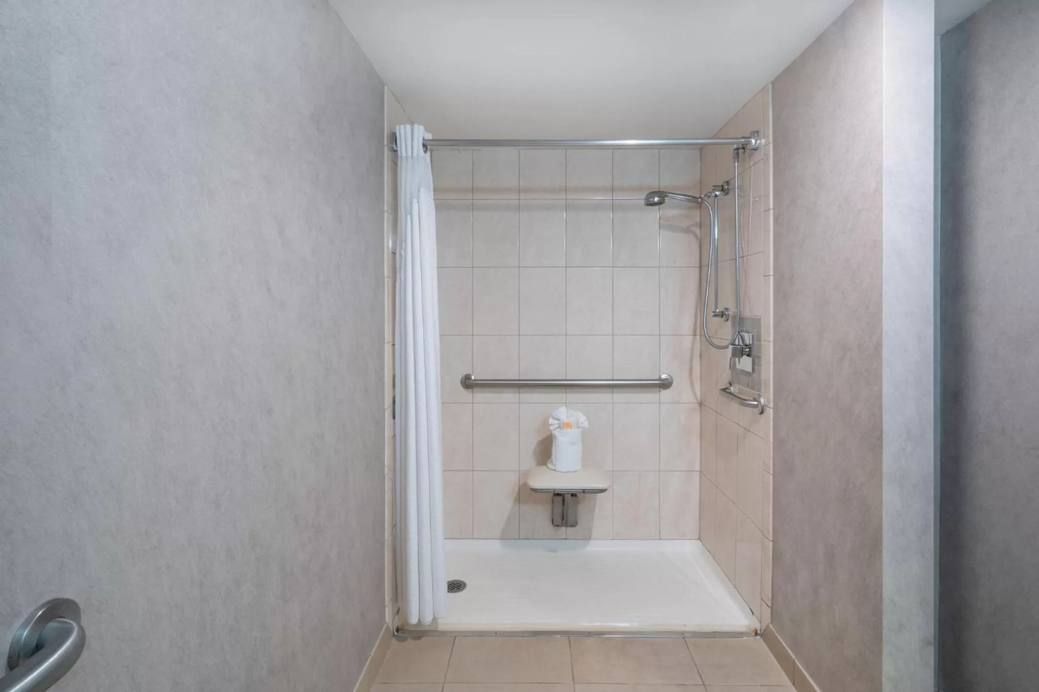 Photo of the whole room in Holiday Inn Wilmington by IHG