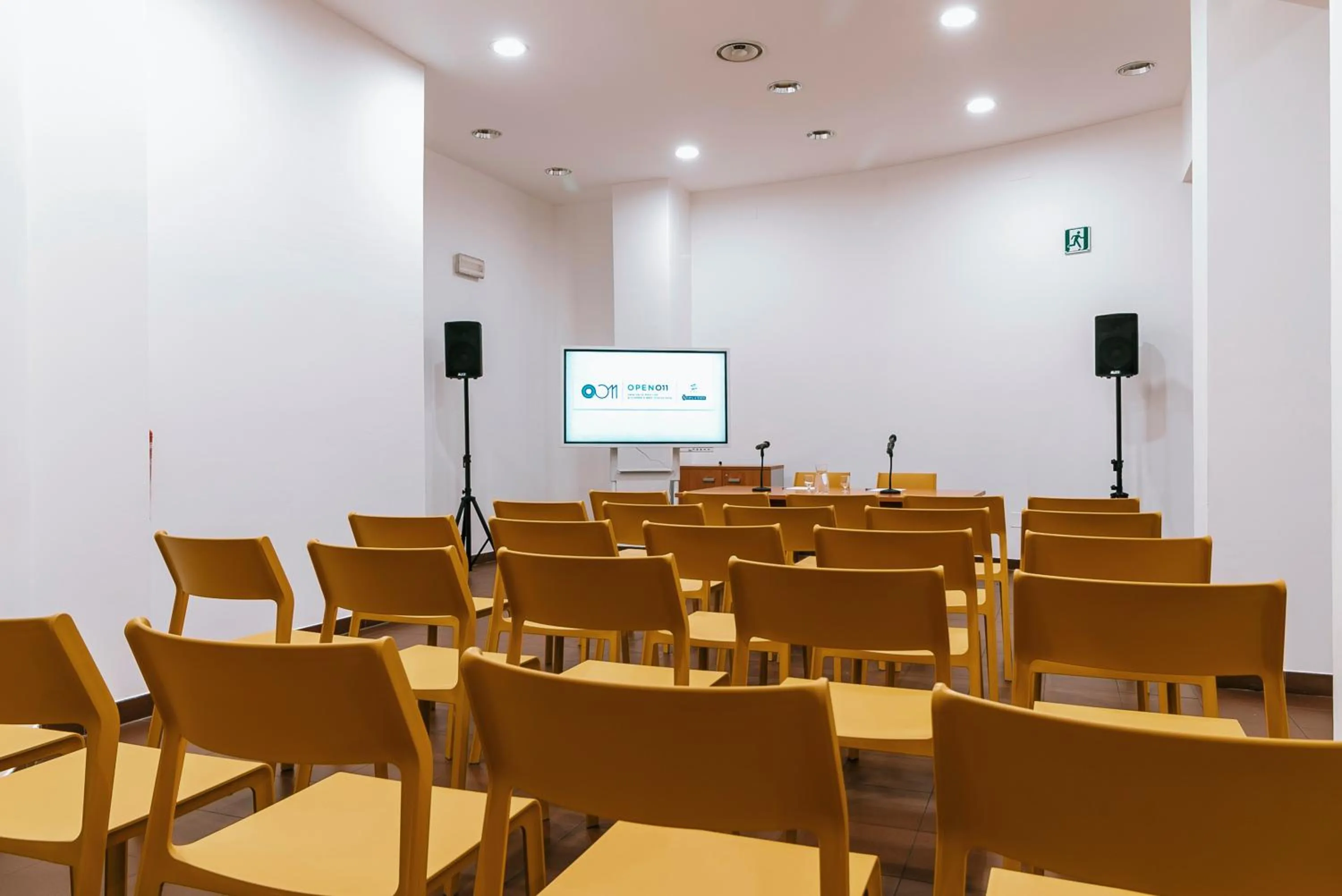 Business facilities in Open011