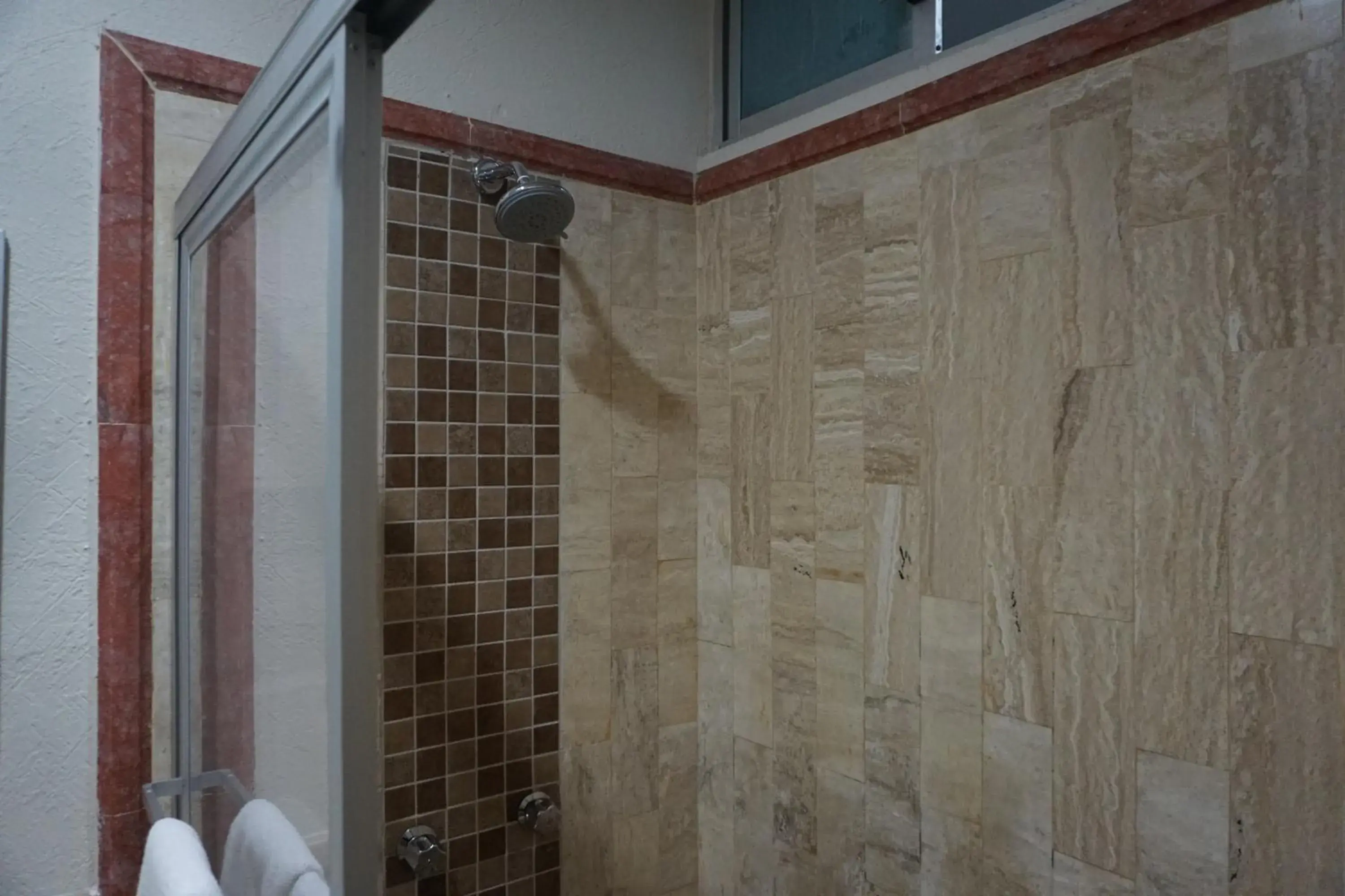 Shower, Bathroom in Hotel America Palacio