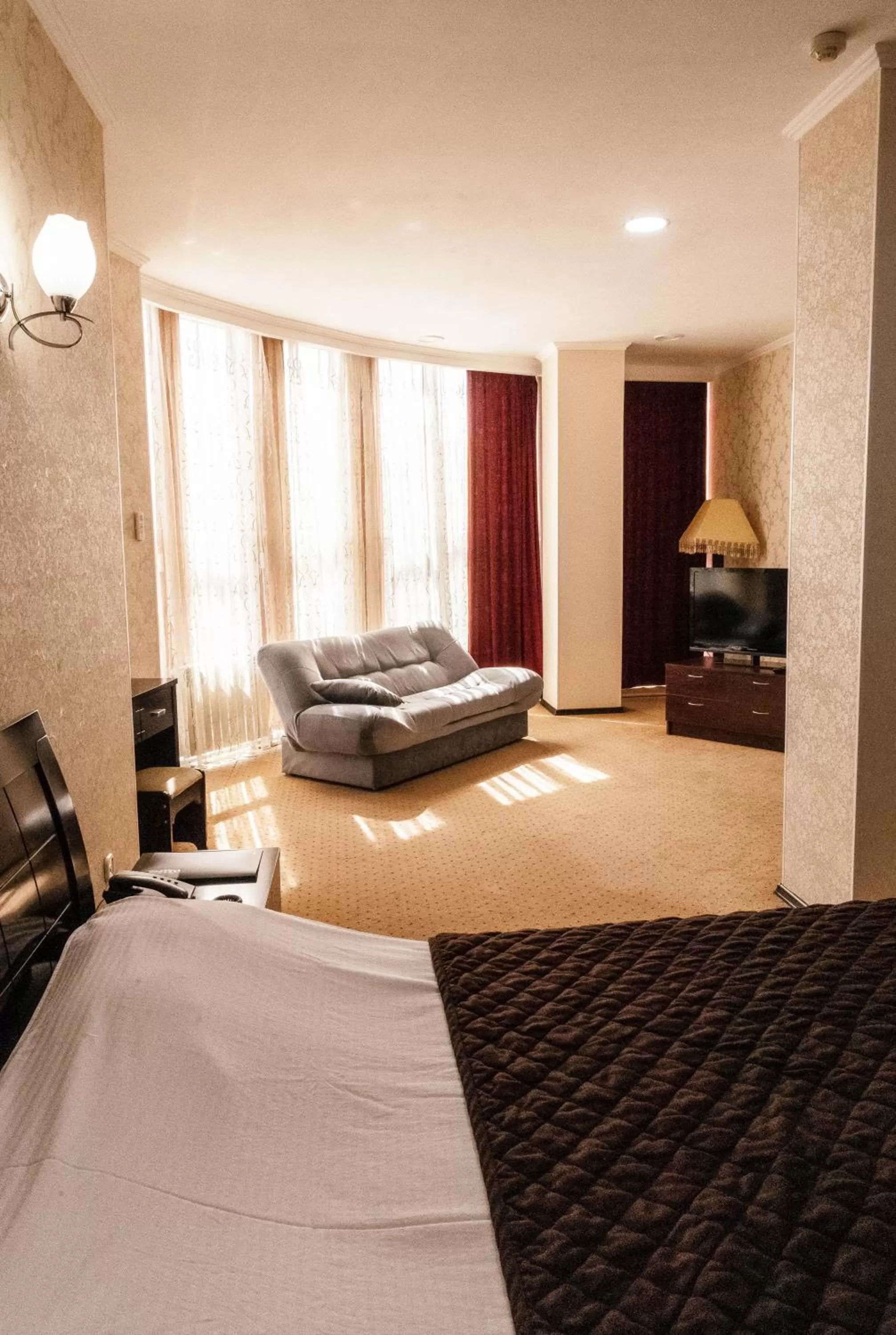 Photo of the whole room, Bed in Golden Palace