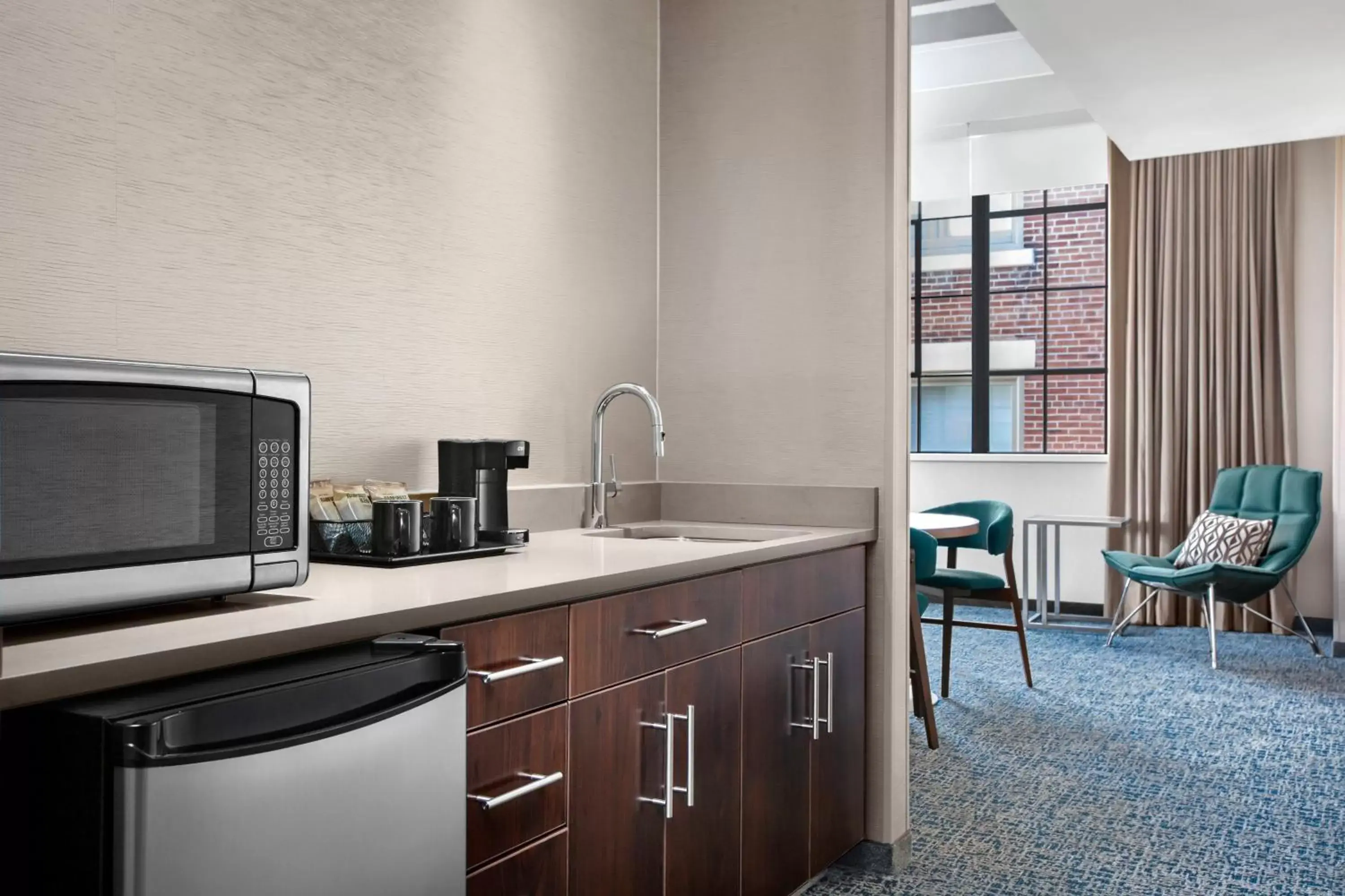 Bedroom, Kitchen/Kitchenette in Courtyard by Marriott Cape Girardeau Downtown