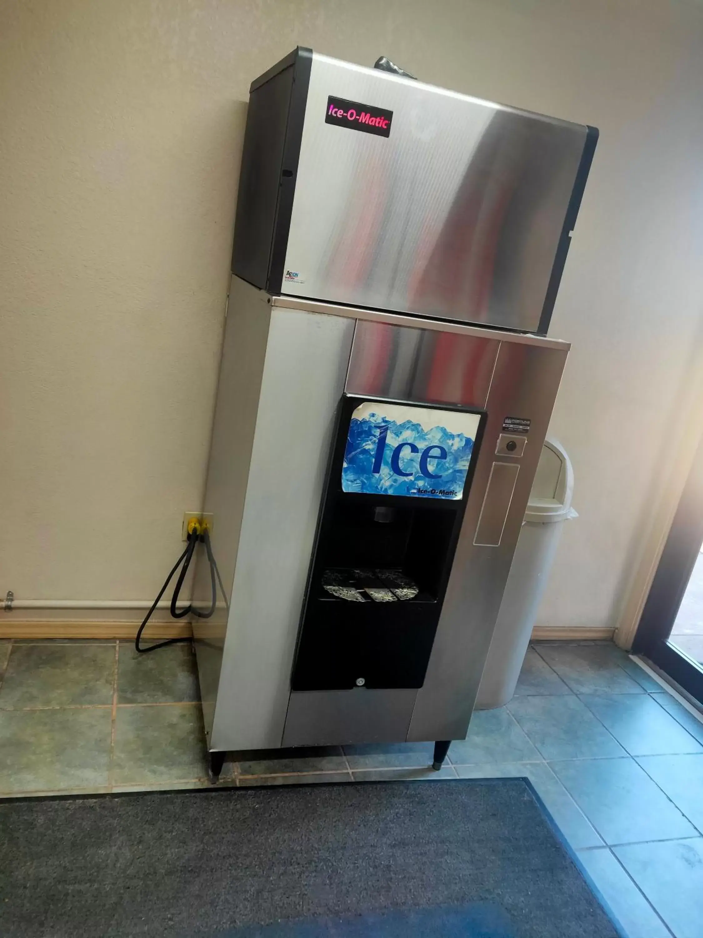 vending machine, TV/Entertainment Center in El Rancho Motel