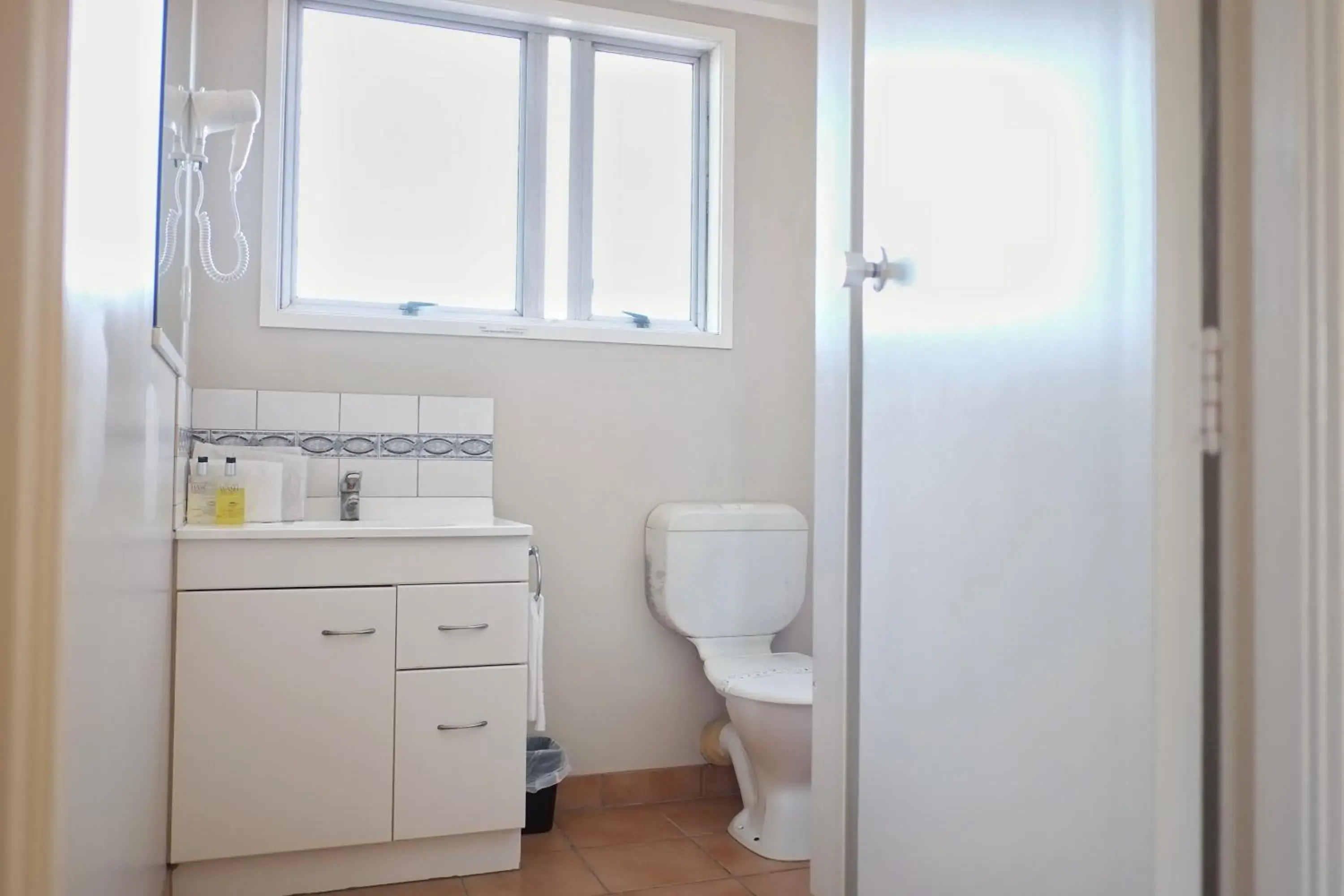 Bathroom in Gateway International Motel