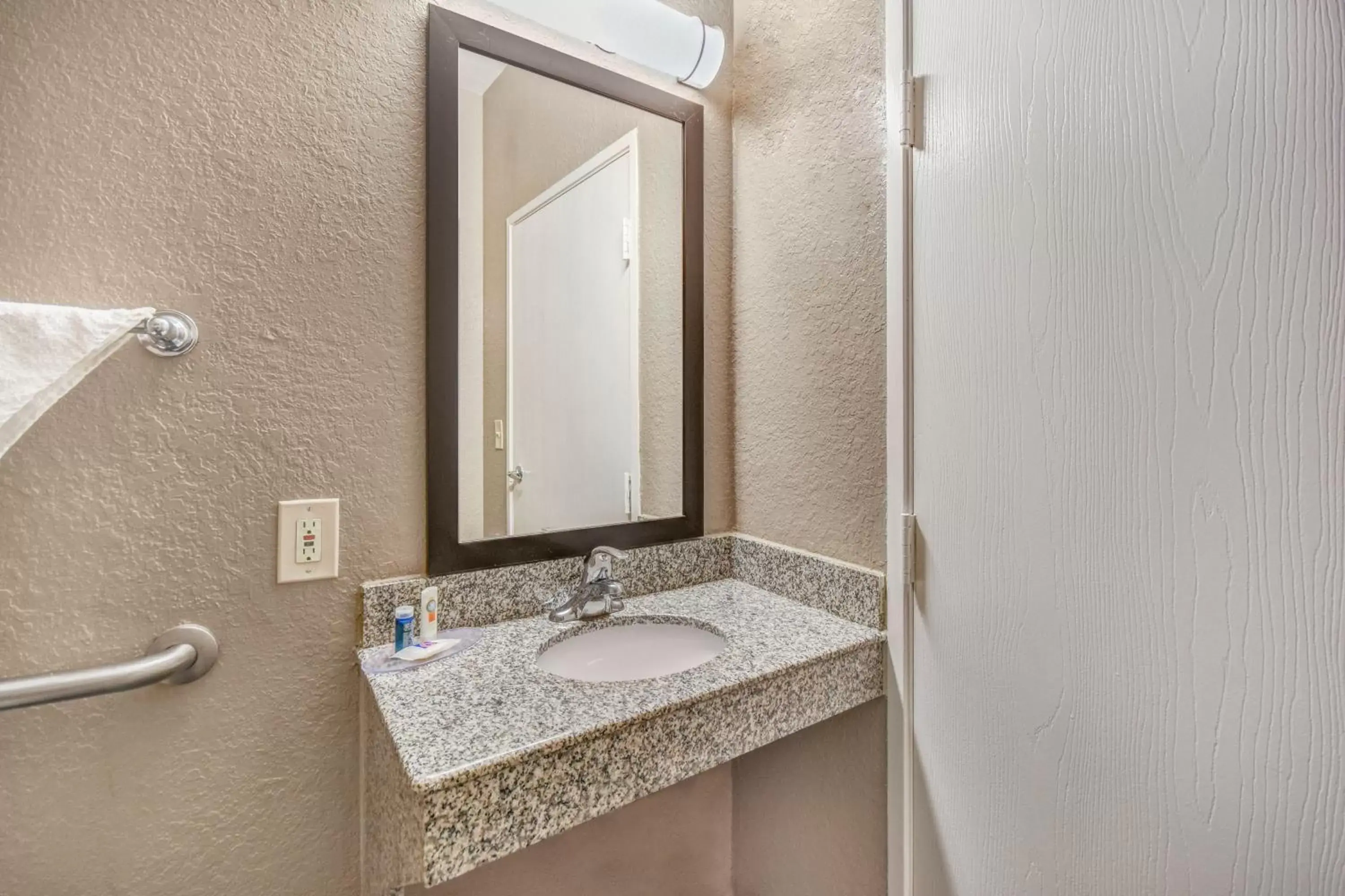 Bathroom in Motel 6 Humble, TX - Houston International Airport