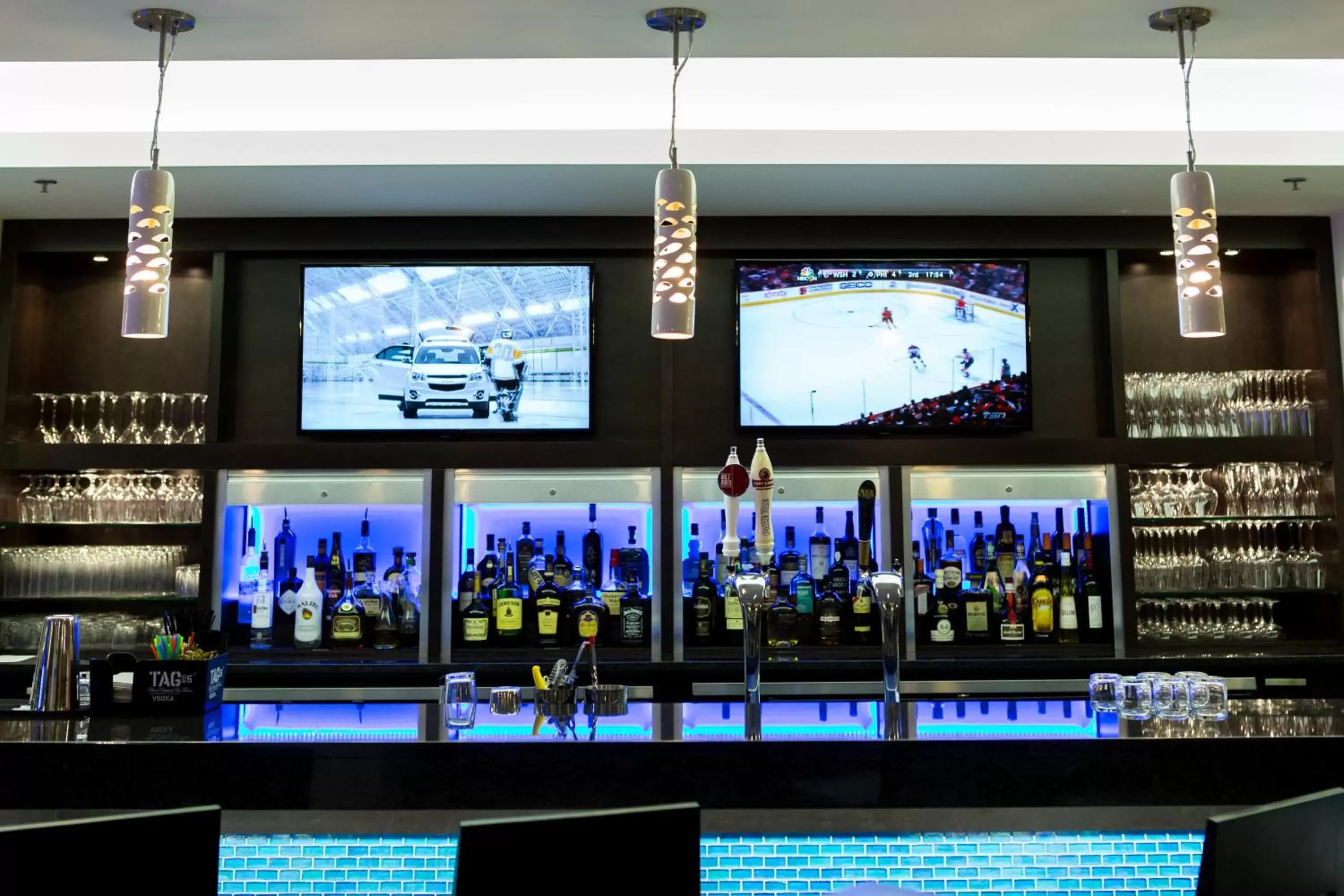 Lounge or bar, Lounge/Bar in The Grand Winnipeg Airport Hotel by Lakeview