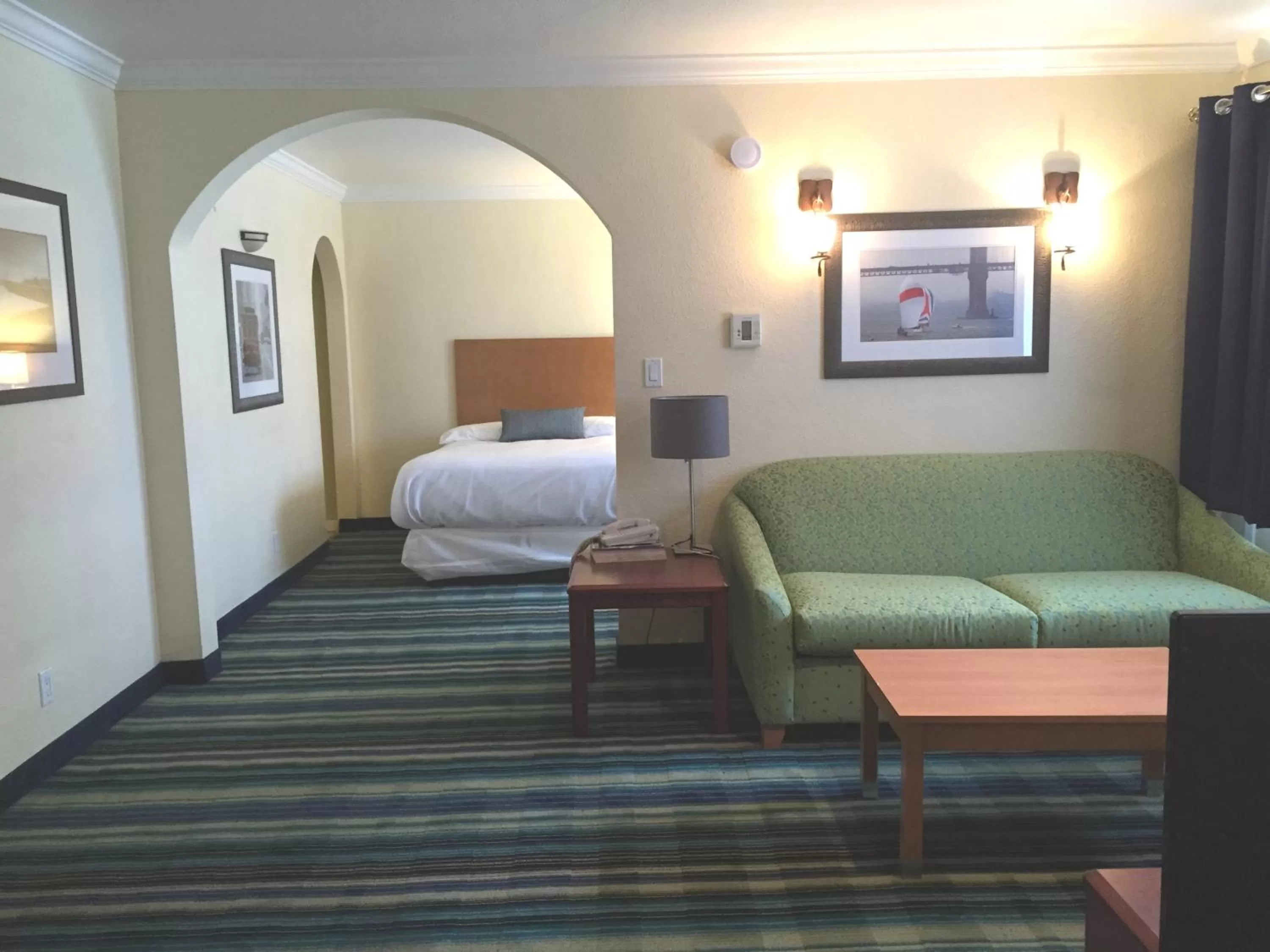 Living room, Bed in Surf Motel