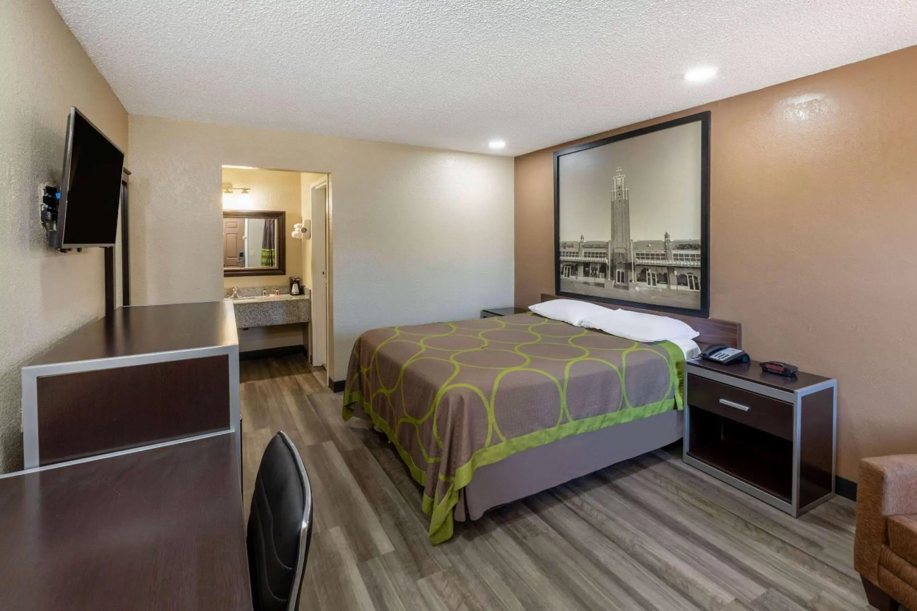 Photo of the whole room, Bed in Super 8 by Wyndham Tulsa/Arpt/St Fairgrounds