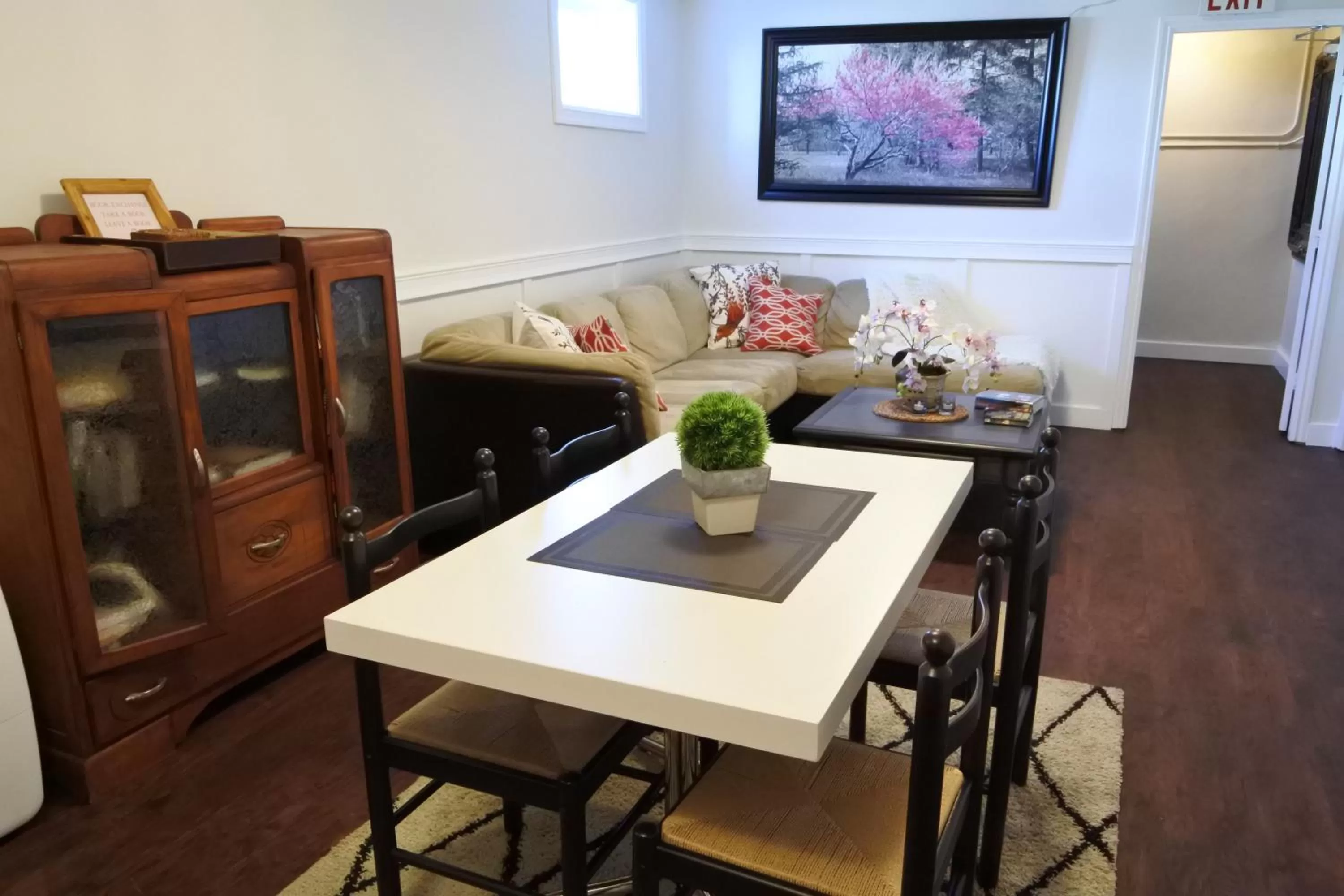 Communal lounge/ TV room in Black Rooster Guesthouse