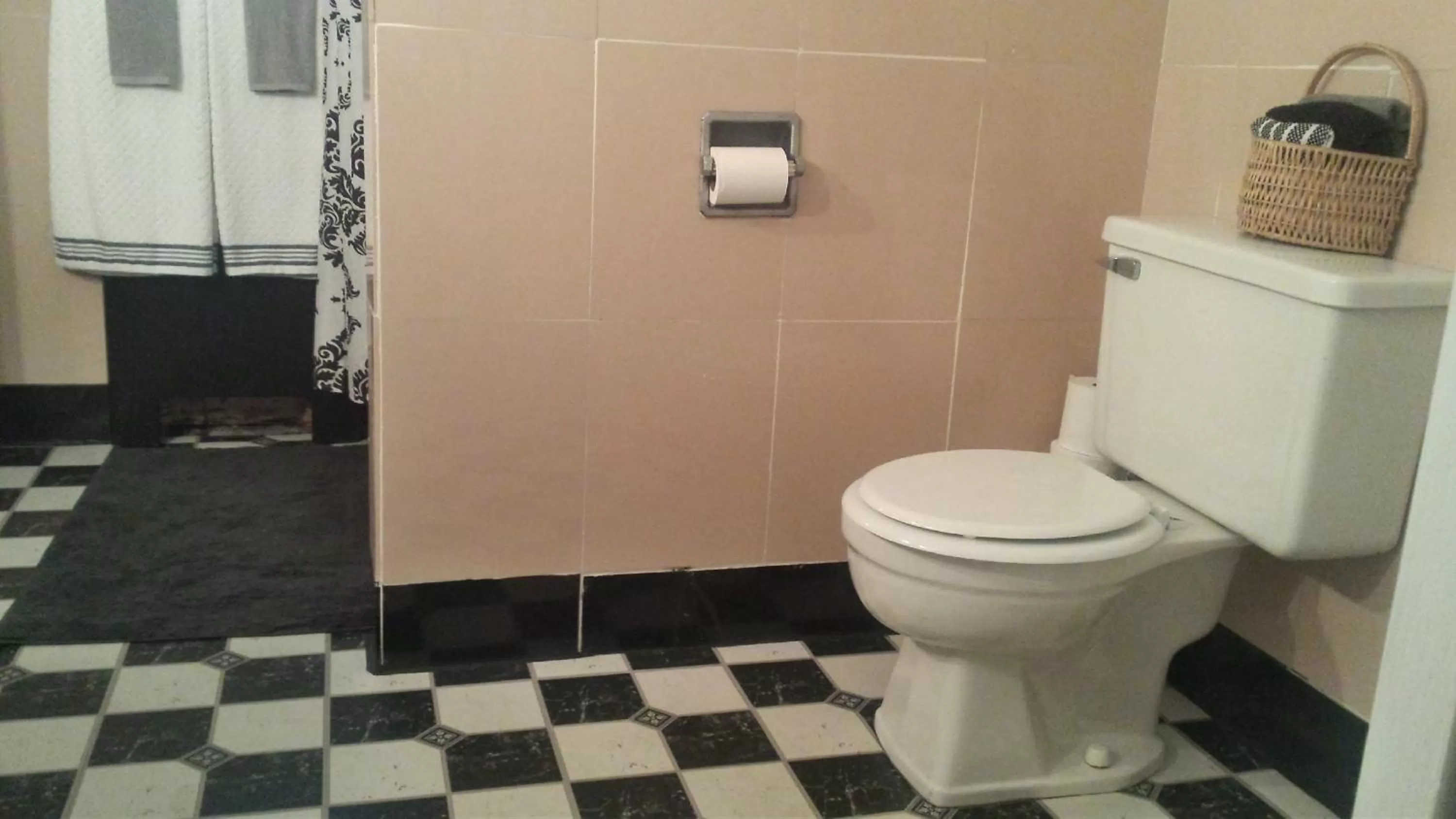 Toilet in Maurrocks - A Pocono Mountains B&B