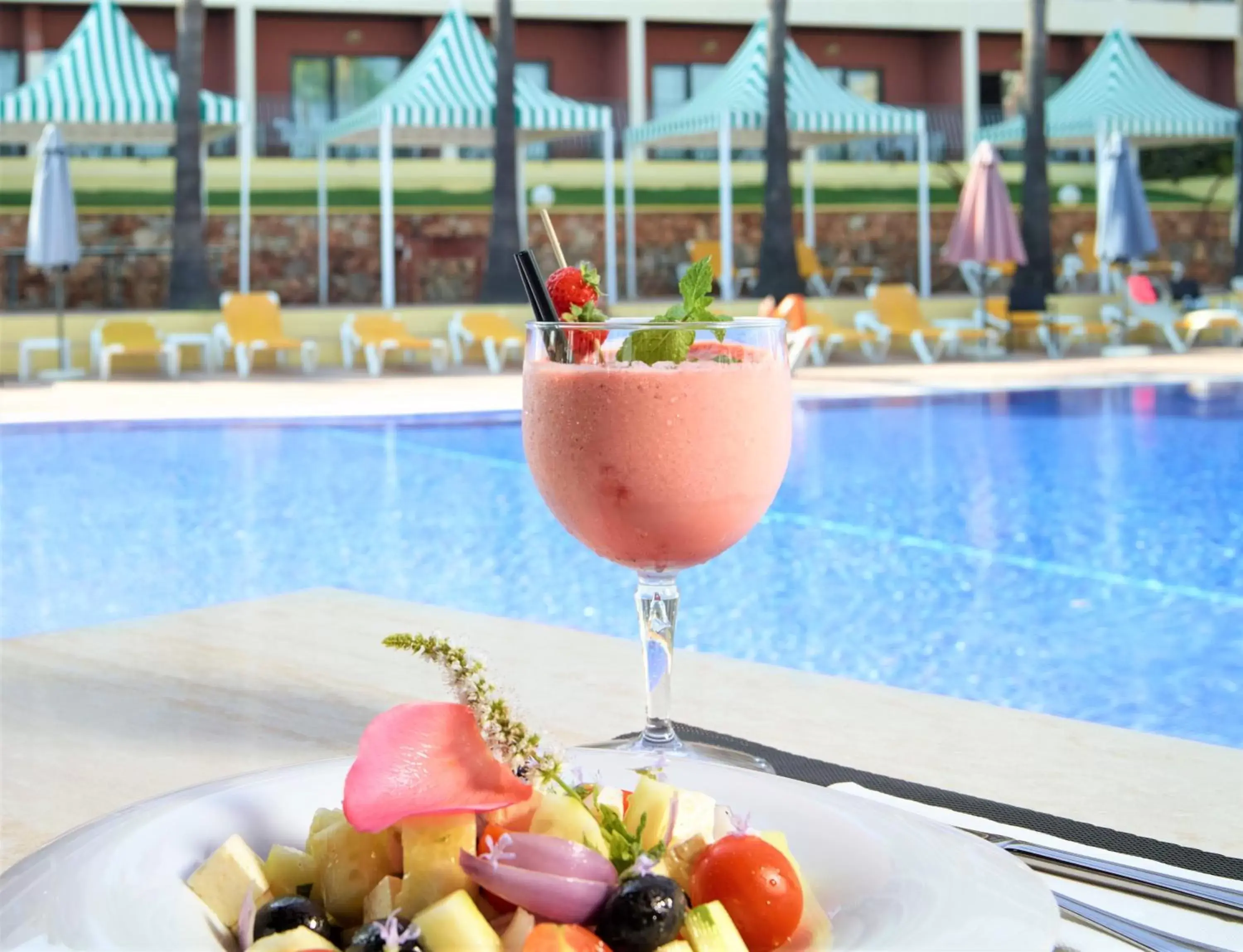 Food and drinks, Swimming Pool in Hotel Baia Grande