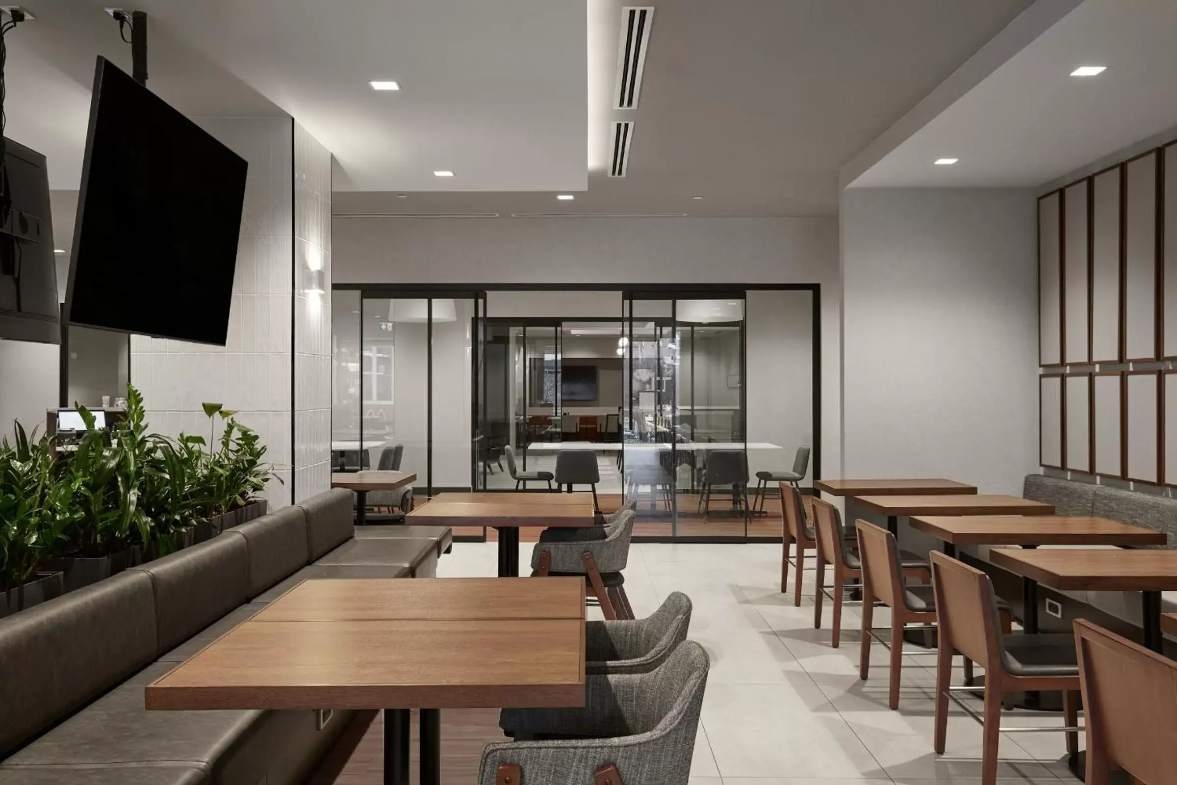 Dining area, Lounge/Bar in Hyatt Place Montreal - Downtown