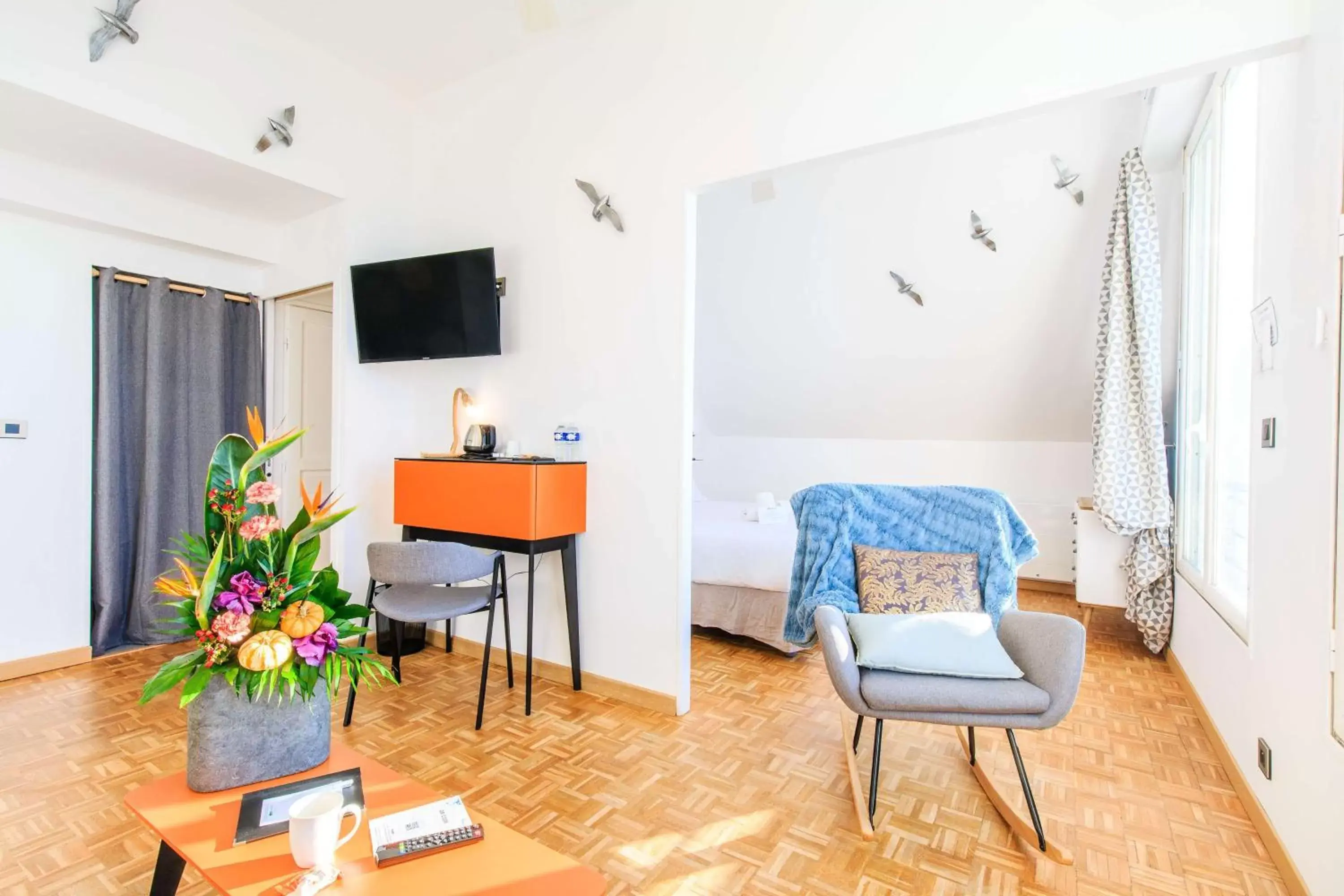 Photo of the whole room, Seating Area in Best Western Hotel De La Plage Saint Marc sur Mer