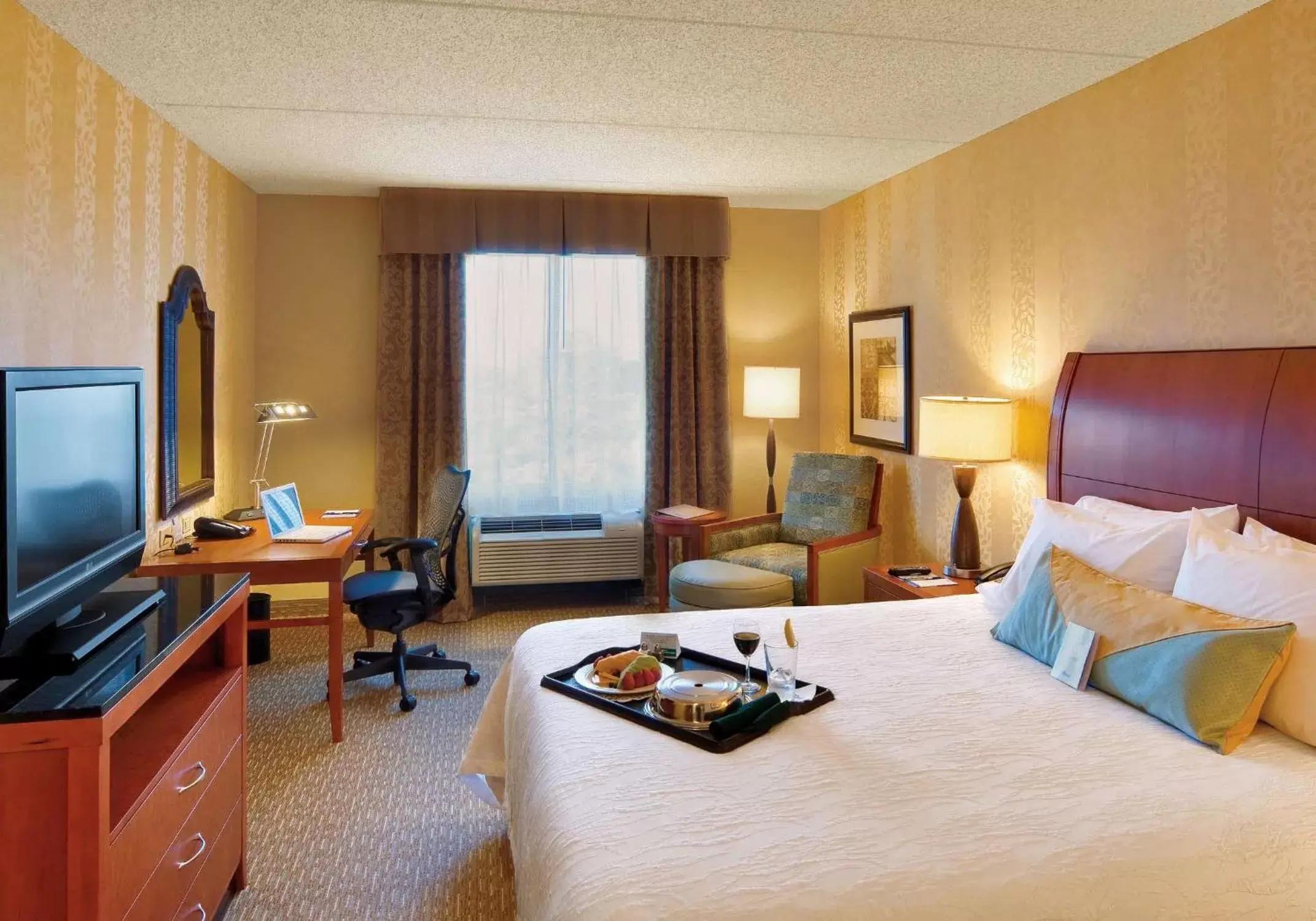 Bed, TV/Entertainment Center in Hilton Garden Inn Lakewood