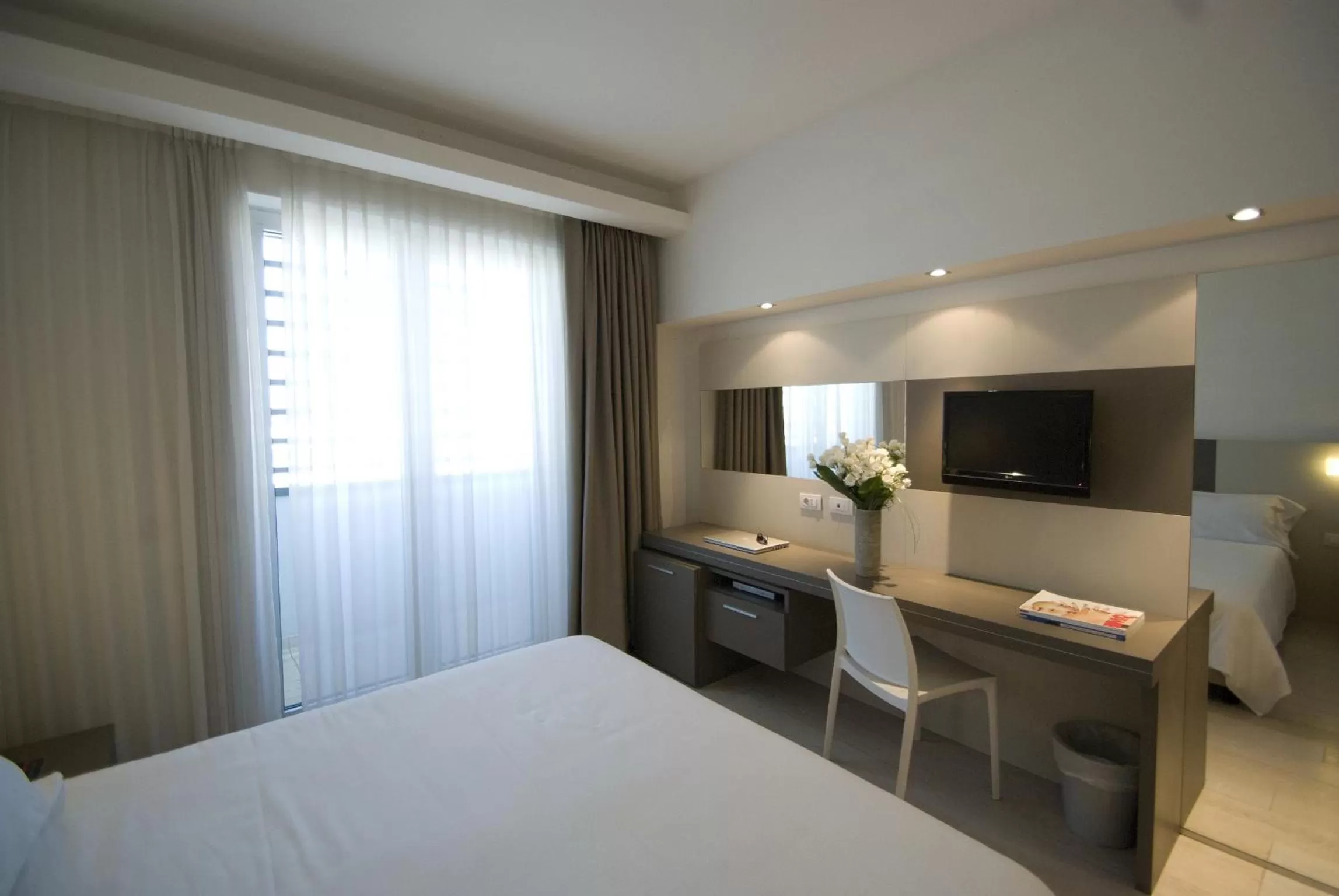 Photo of the whole room, Bed in Hotel Cube