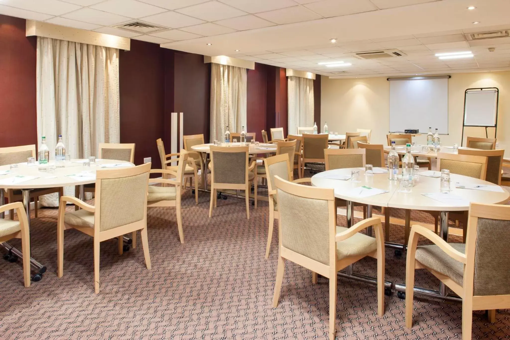 Meeting/conference room, Restaurant/Places to Eat in Holiday Inn Express London Stansted Airport, an IHG Hotel