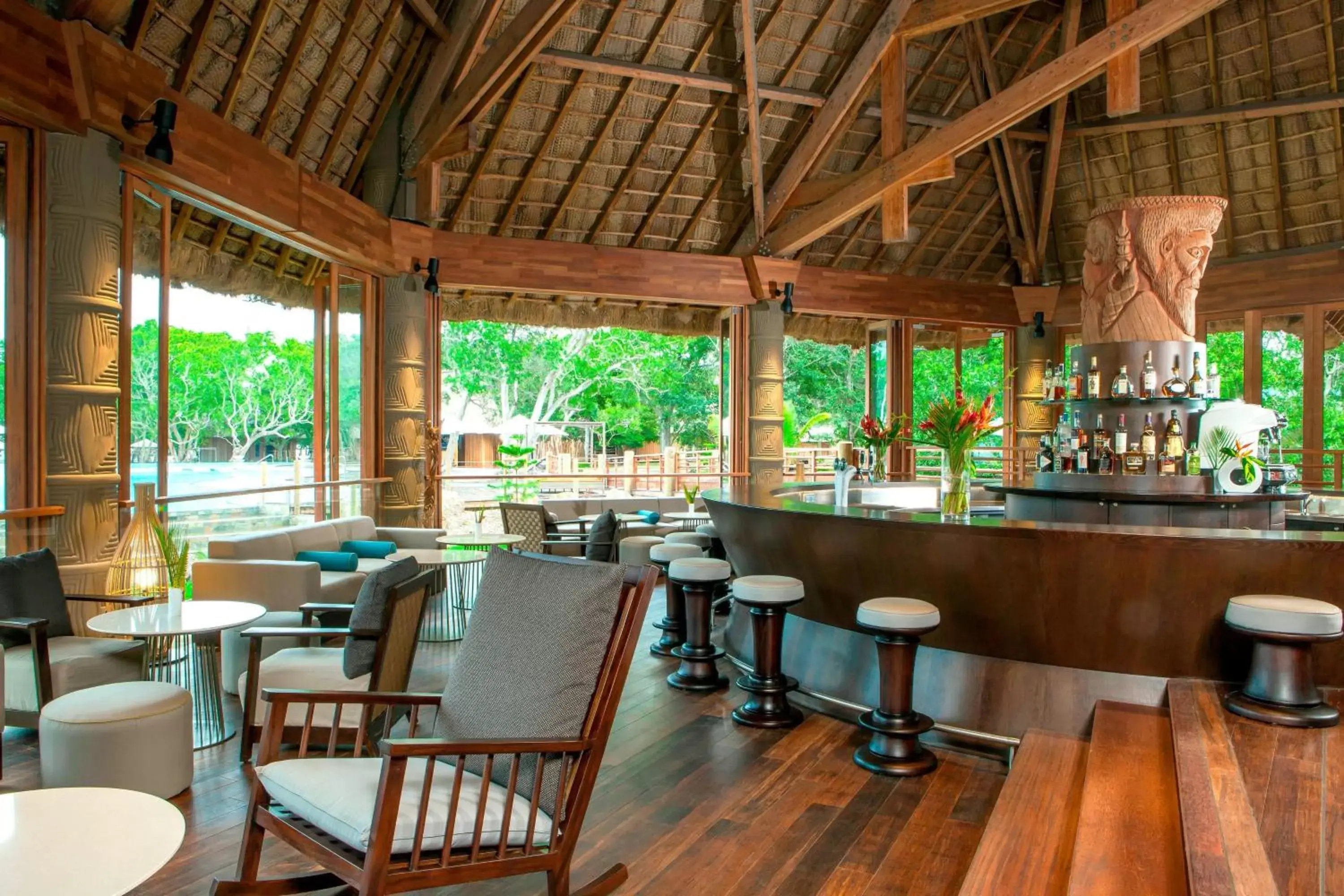 Restaurant/places to eat, Lounge/Bar in Sheraton New Caledonia Deva Spa & Golf Resort