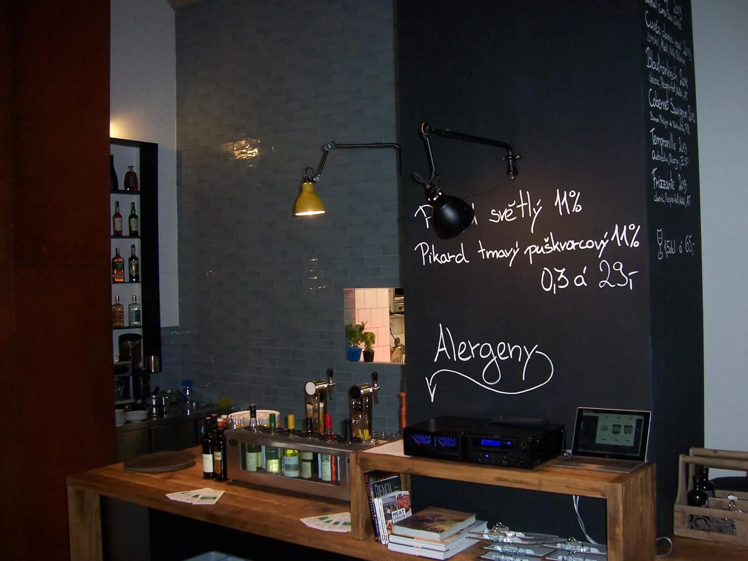 Restaurant/places to eat in Hotel city.city