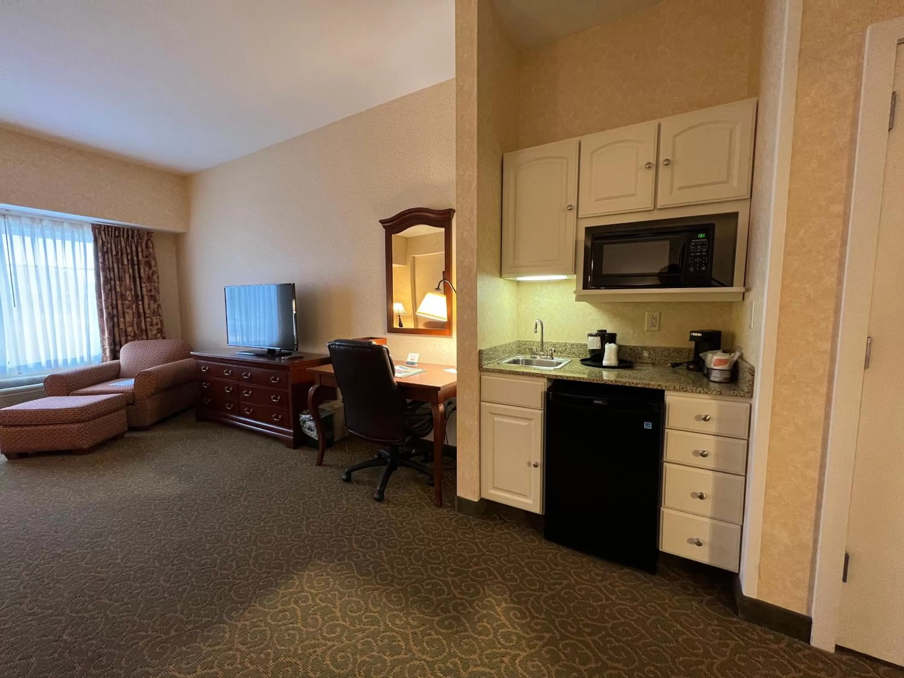 Kitchen or kitchenette in Maine Evergreen Hotel, an Ascend Collection Hotel