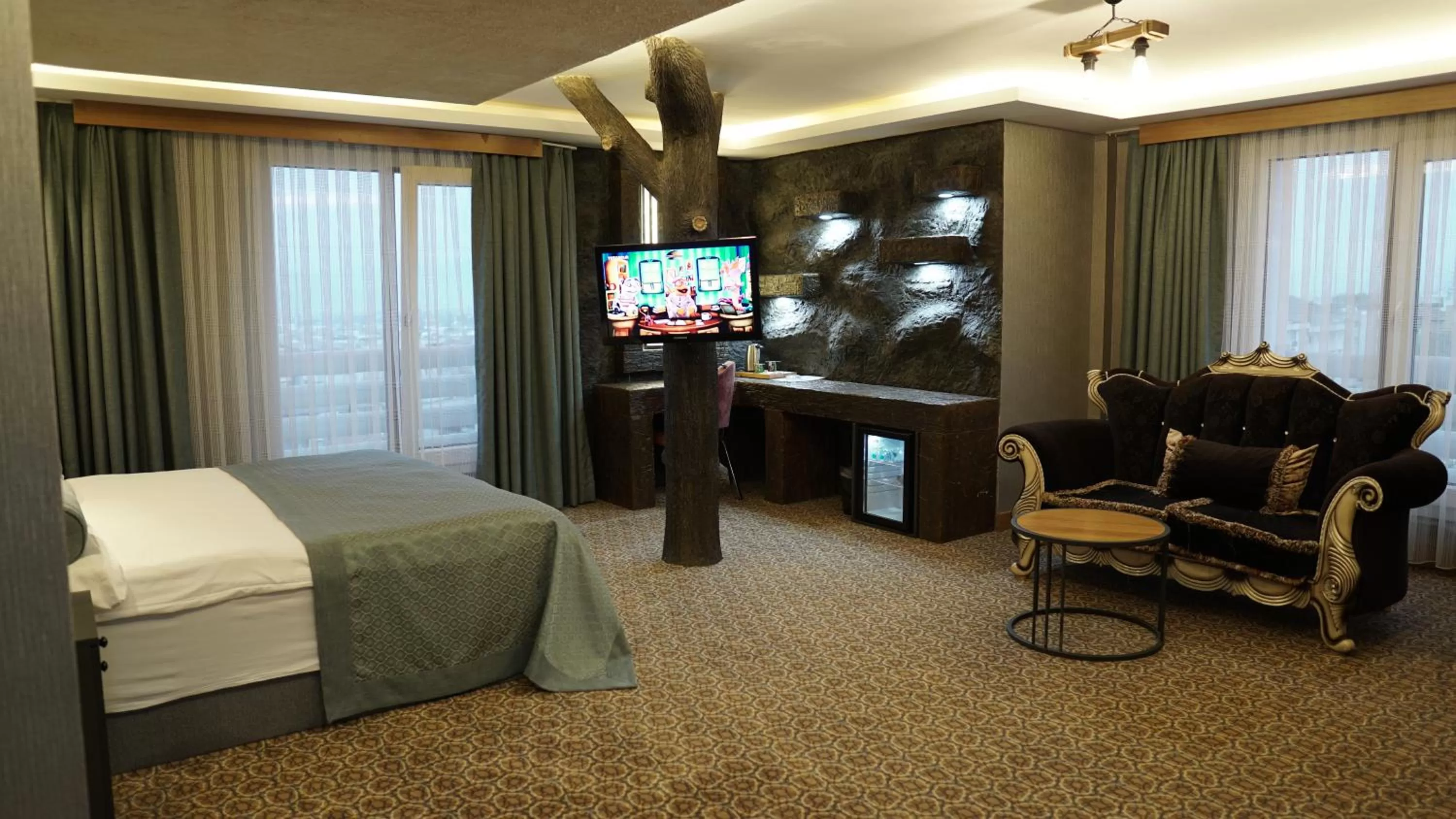 Communal lounge/ TV room, Bed in Green Prusa Hotel