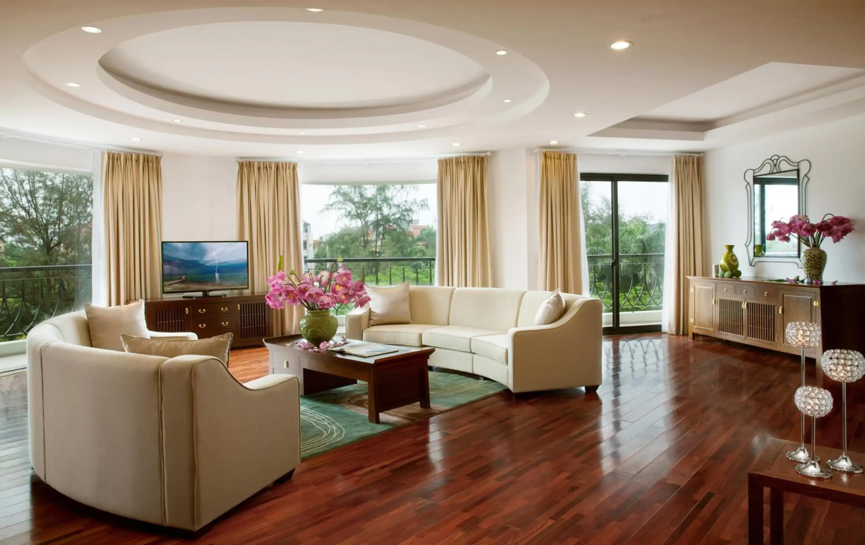 Living room, Seating Area in Elegant Suites Westlake