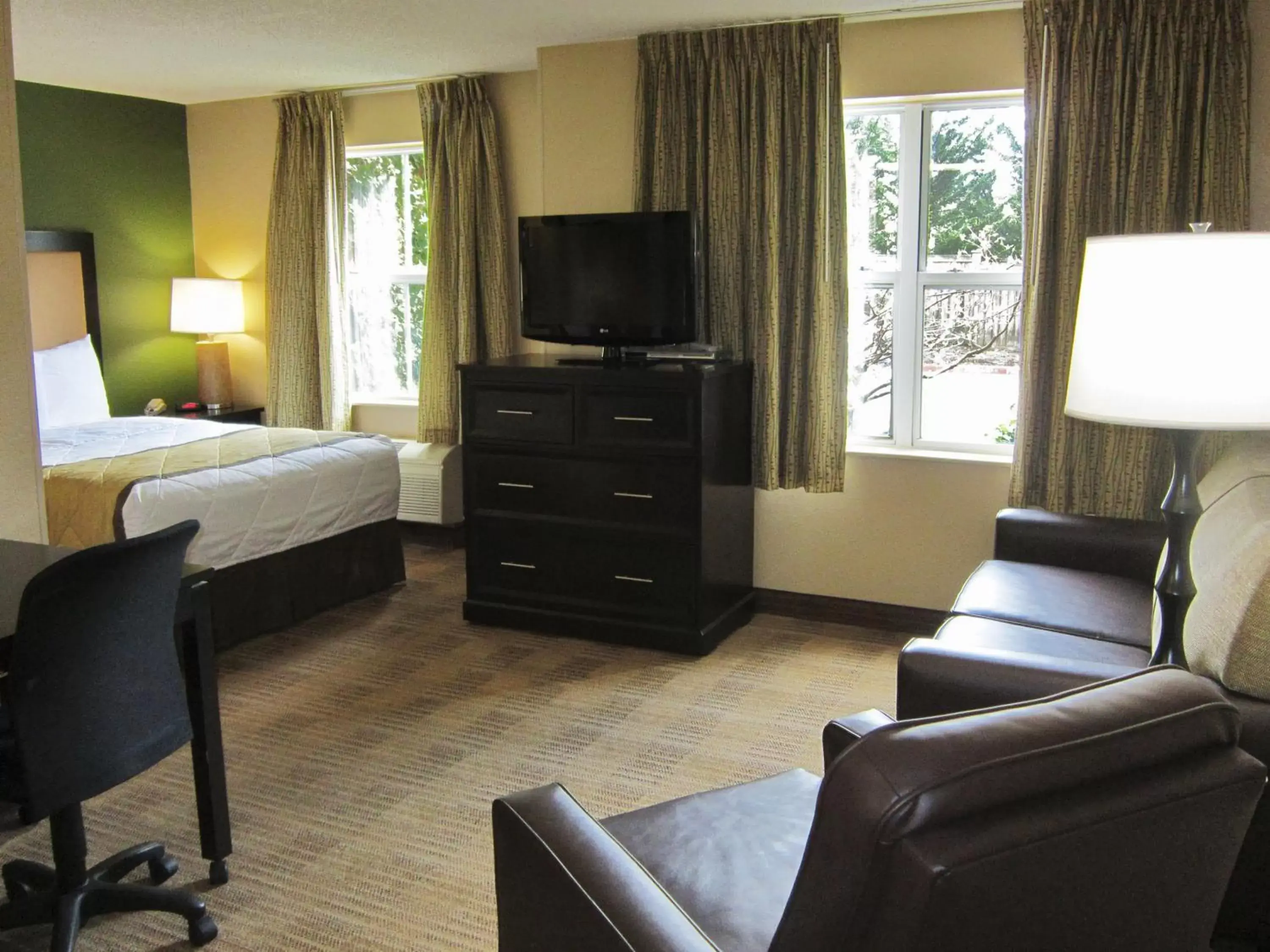 Bed, TV/Entertainment Center in Extended Stay America Suites - Detroit - Novi - Orchard Hill Place