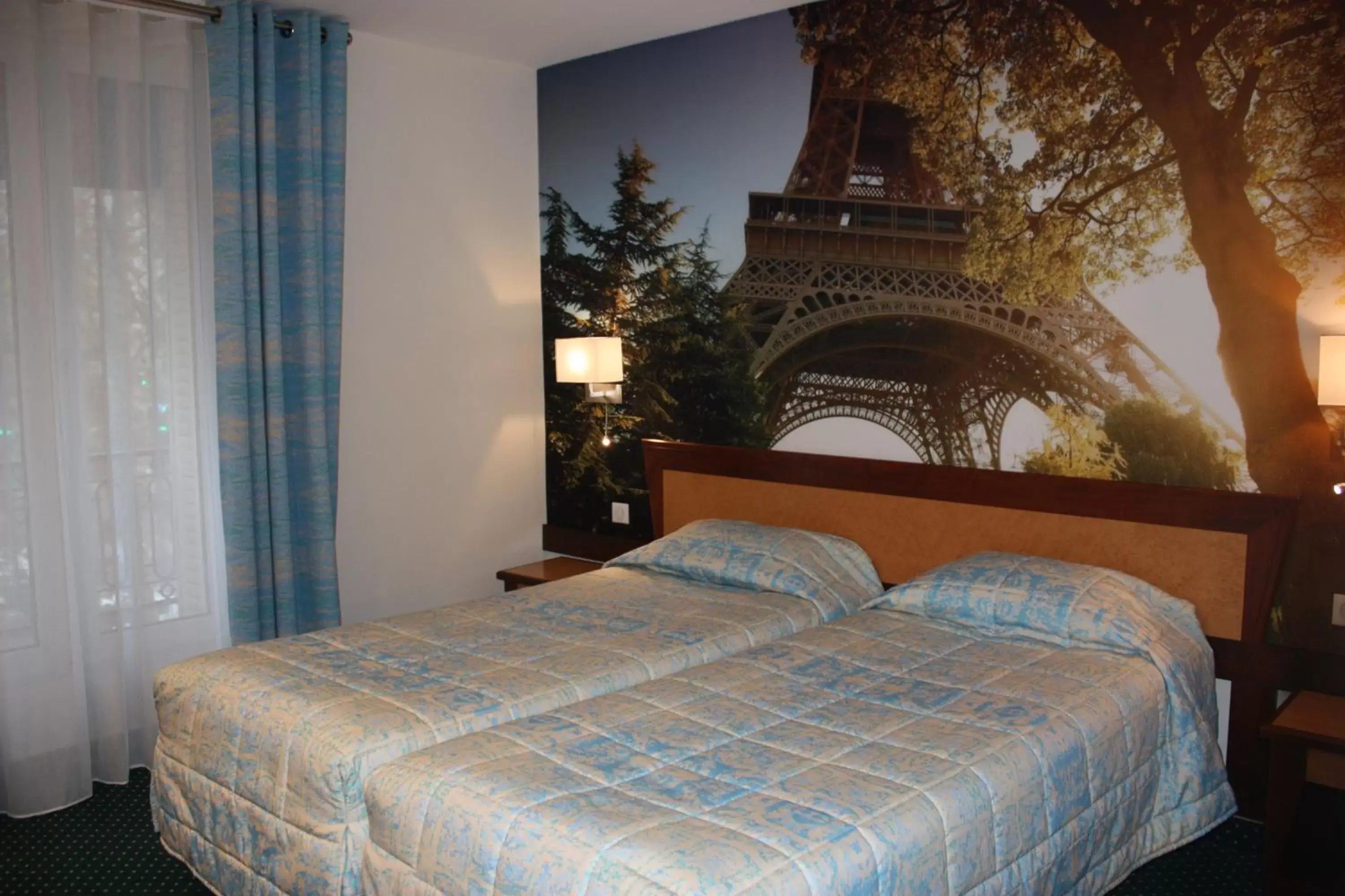 Bedroom, Bed in Hotel Terminus Montparnasse