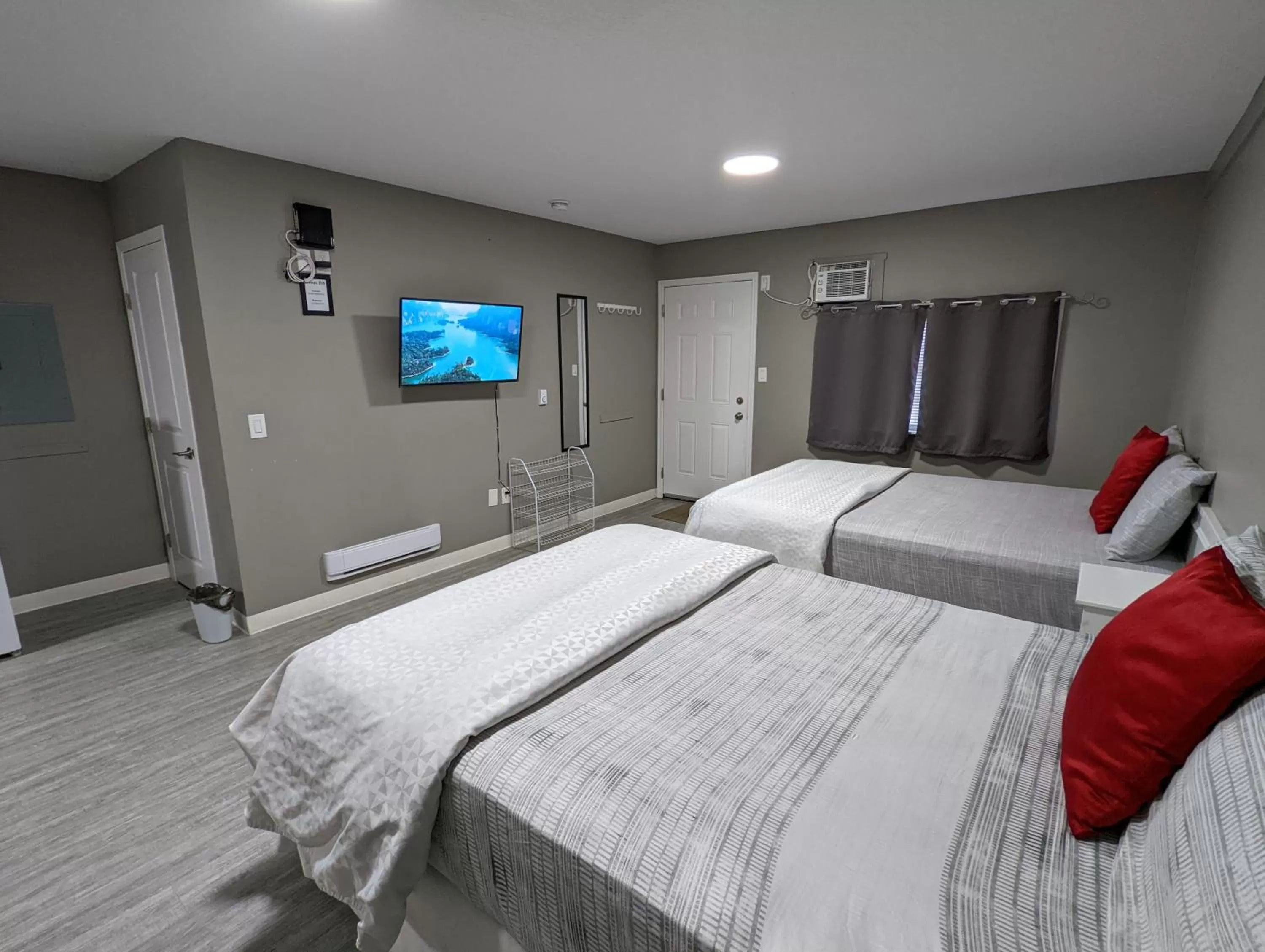 Bed in Riverside Motel & Suites